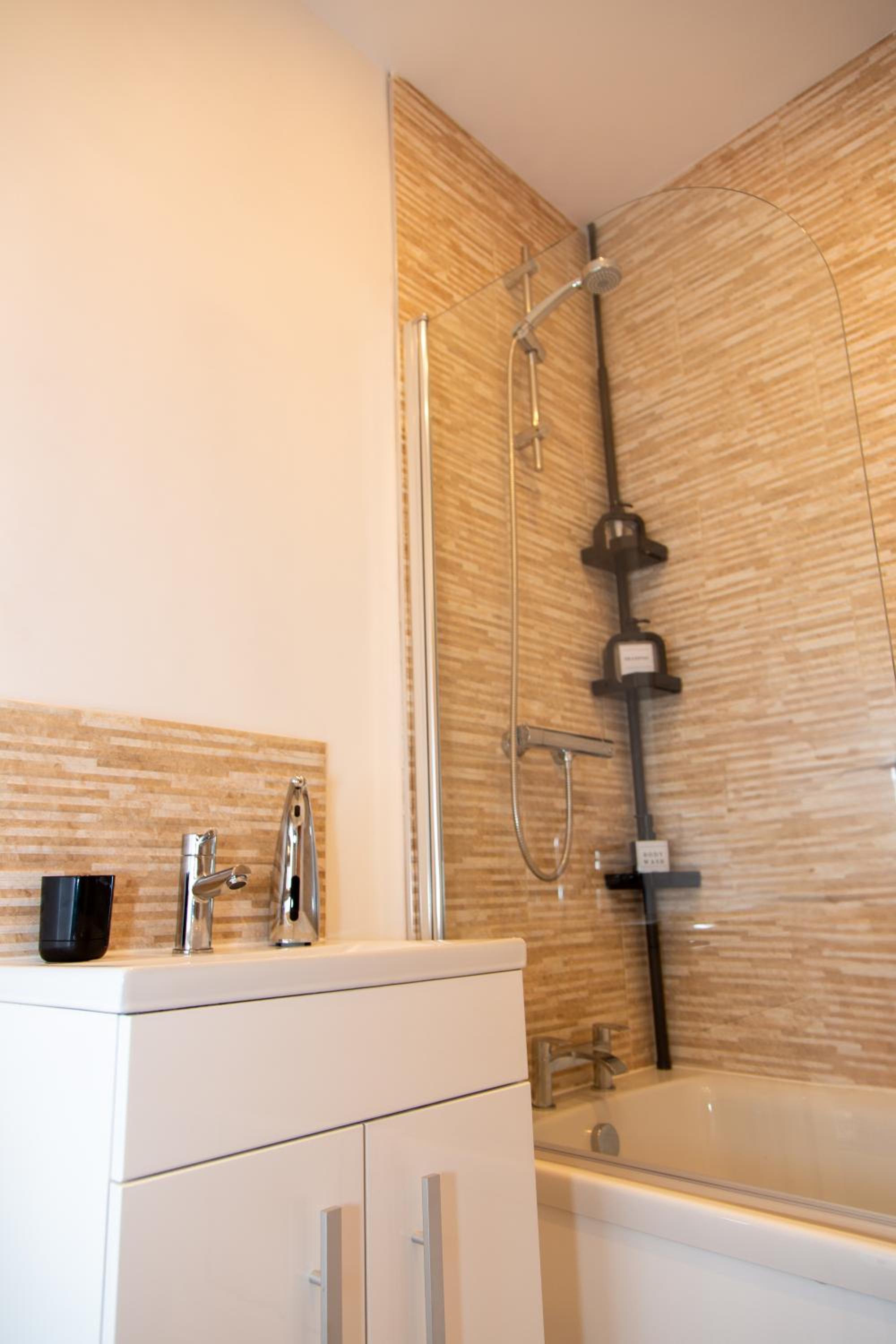 SmartStay, Fast Wifi and Workspace, 3 Beds, Central, Private Parking, by Airport