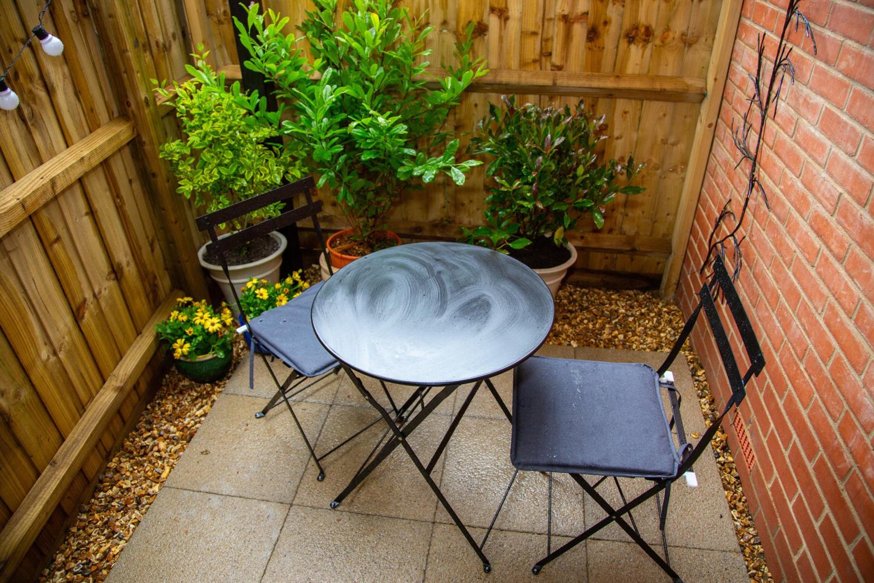 SmartStay, Fast Wifi and Workspace, 3 Beds, Central, Private Parking, by Airport