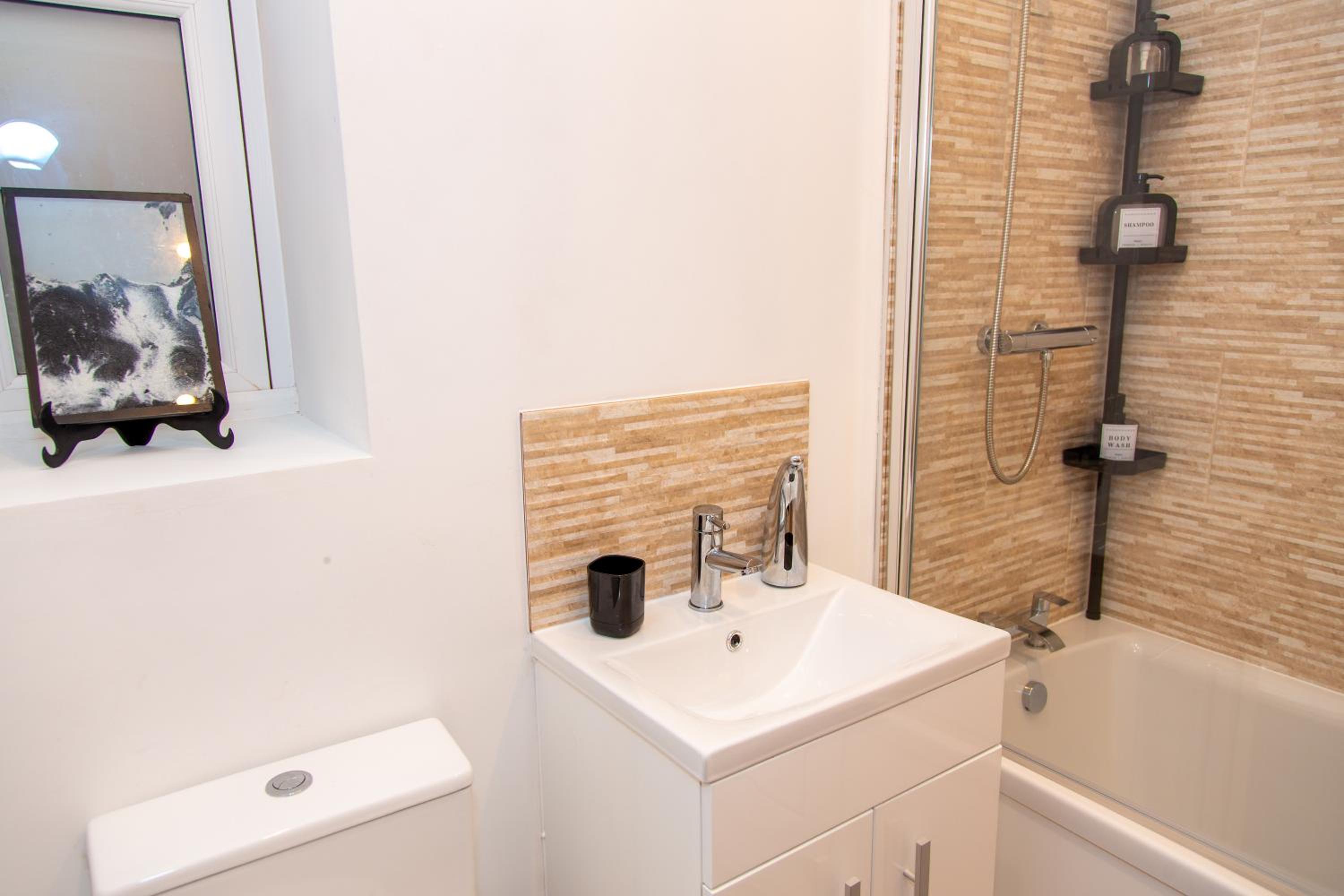 SmartStay, Fast Wifi and Workspace, 3 Beds, Central, Private Parking, by Airport