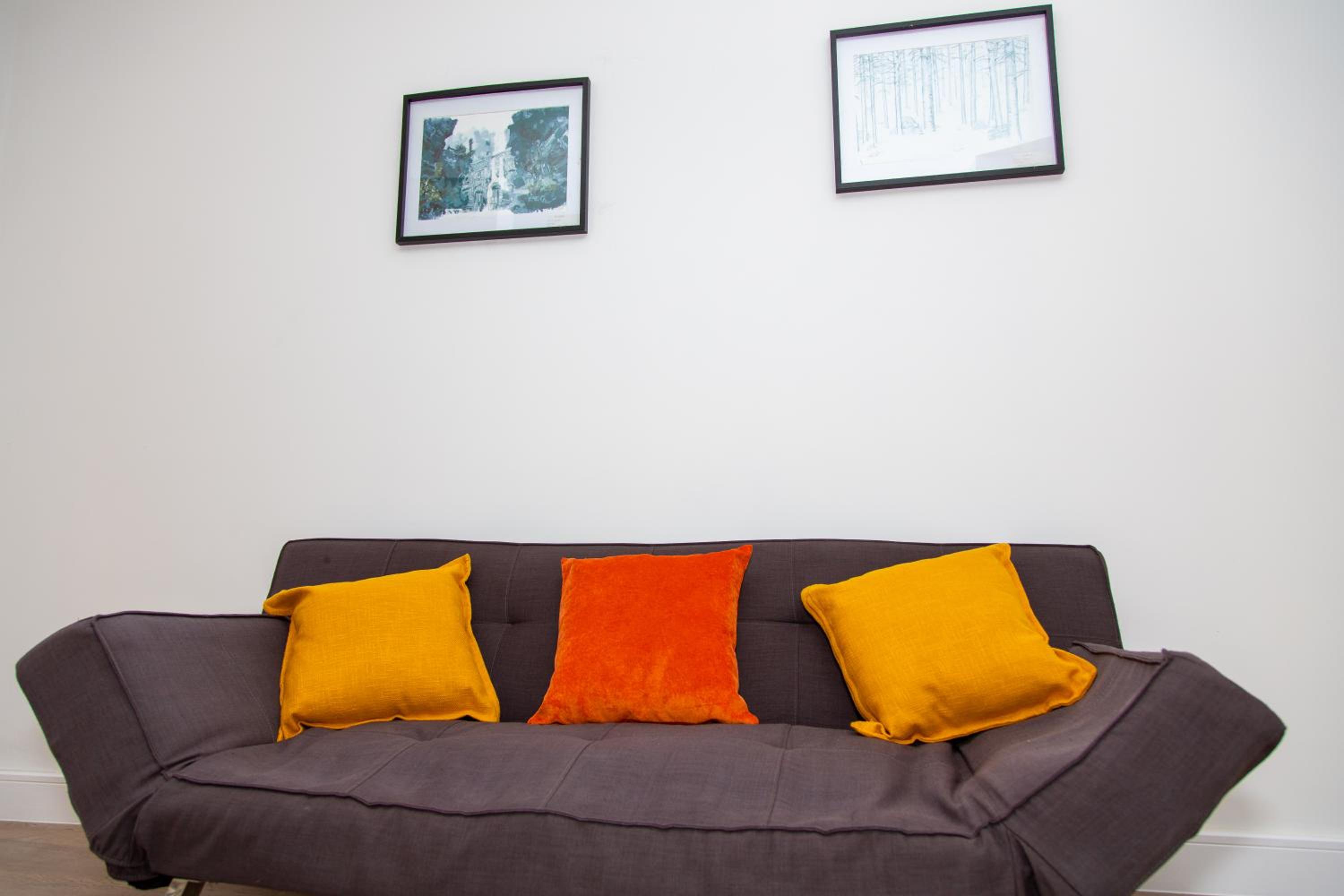 SmartStay, Fast Wifi and Workspace, 3 Beds, Central, Private Parking, by Airport