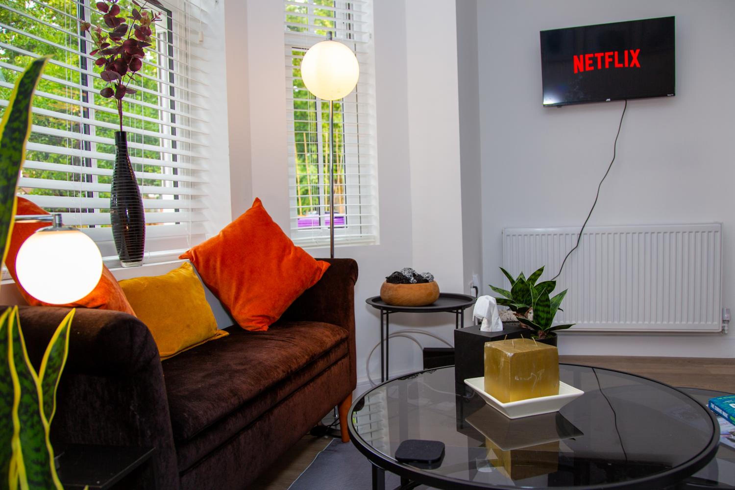 SmartStay, Fast Wifi and Workspace, 3 Beds, Central, Private Parking, by Airport