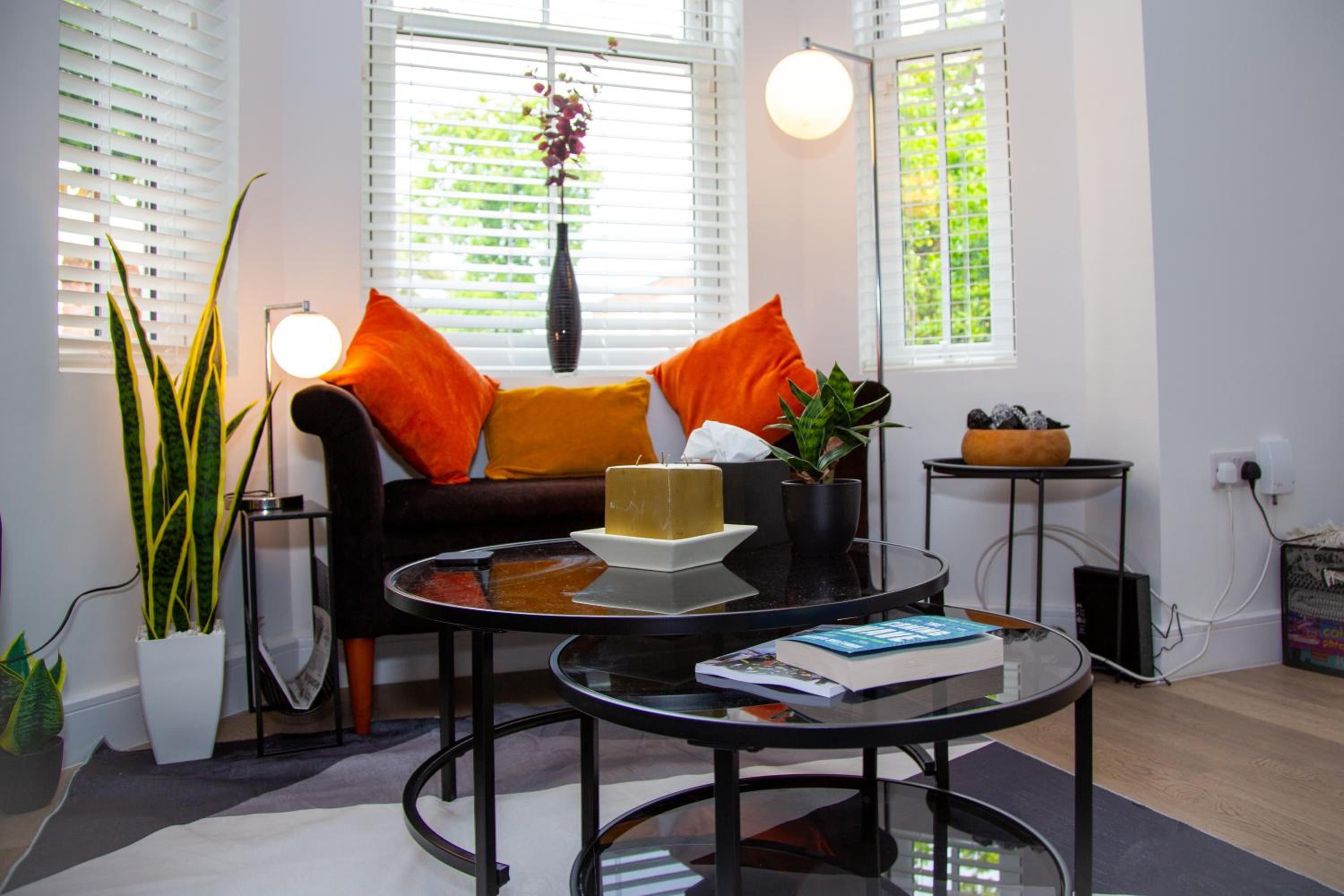 SmartStay, Fast Wifi and Workspace, 3 Beds, Central, Private Parking, by Airport