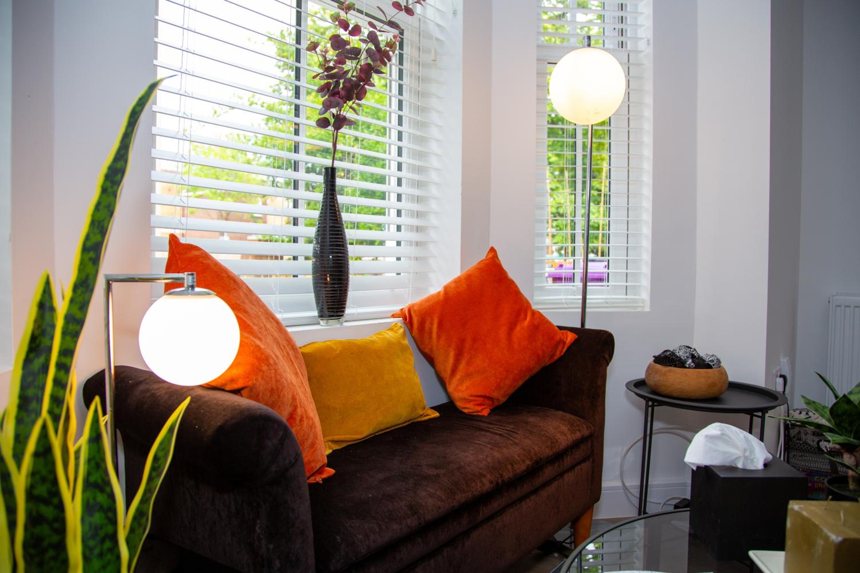 SmartStay, Fast Wifi and Workspace, 3 Beds, Central, Private Parking, by Airport