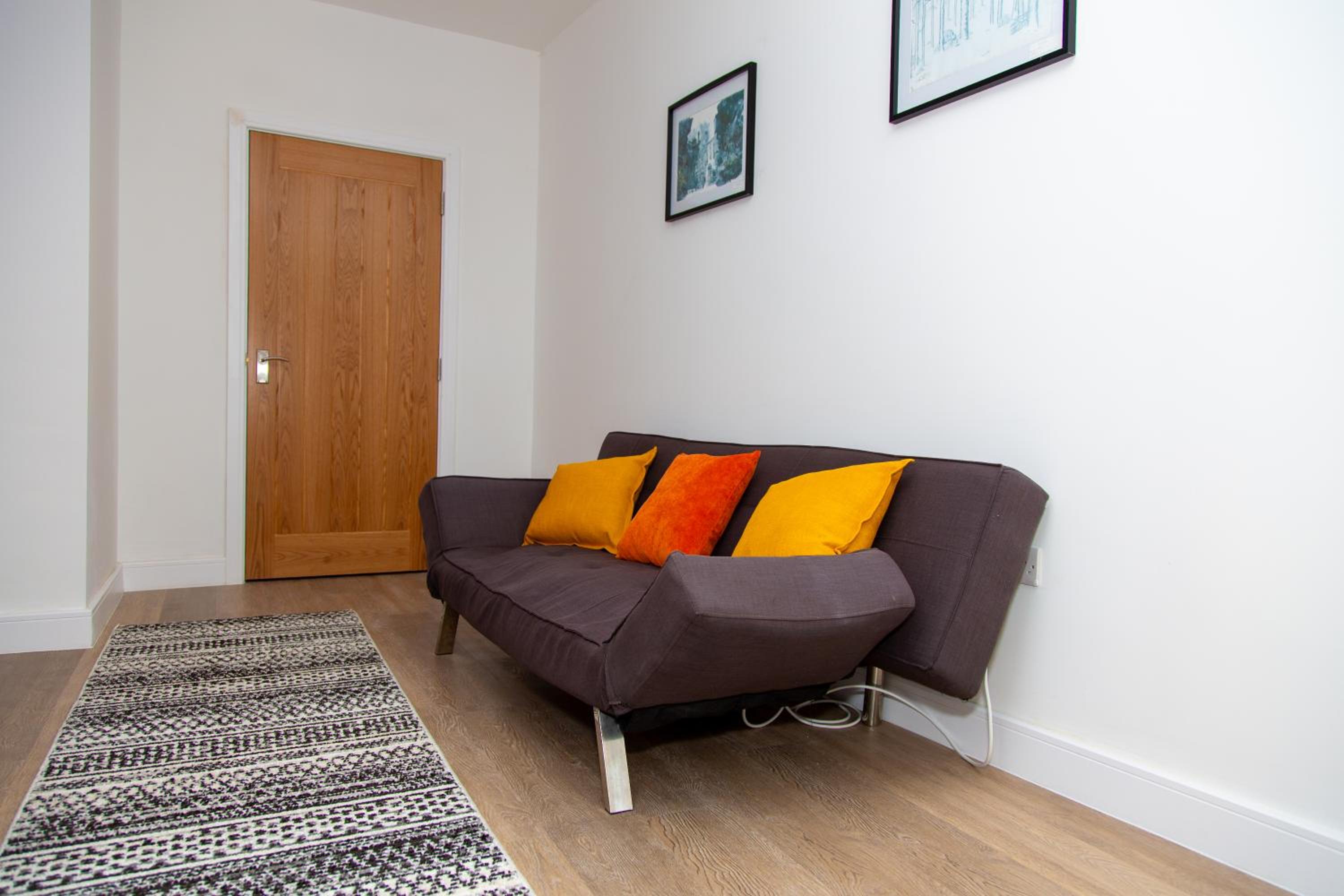 SmartStay, Fast Wifi and Workspace, 3 Beds, Central, Private Parking, by Airport