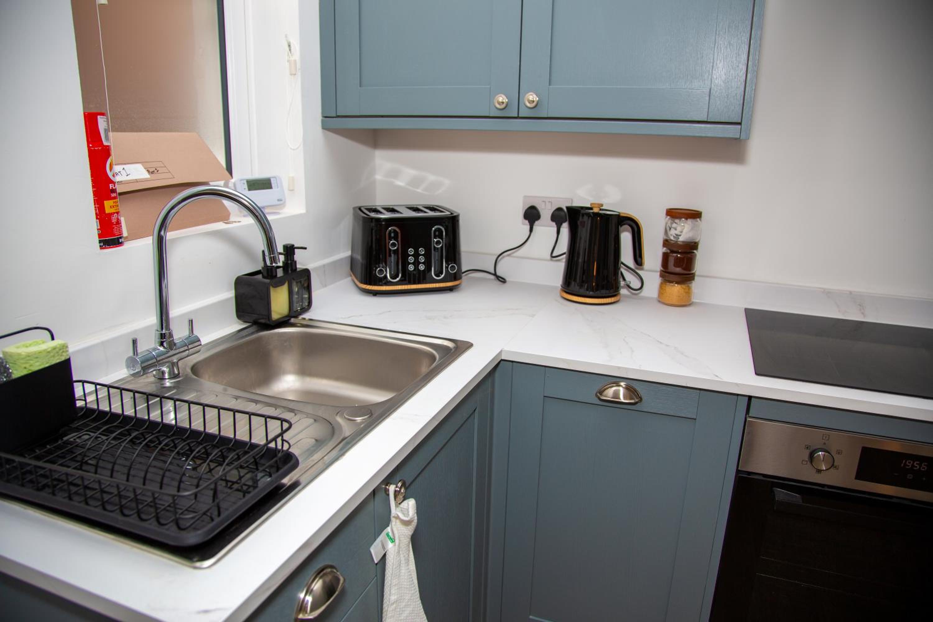 SmartStay, Fast Wifi and Workspace, 3 Beds, Central, Private Parking, by Airport