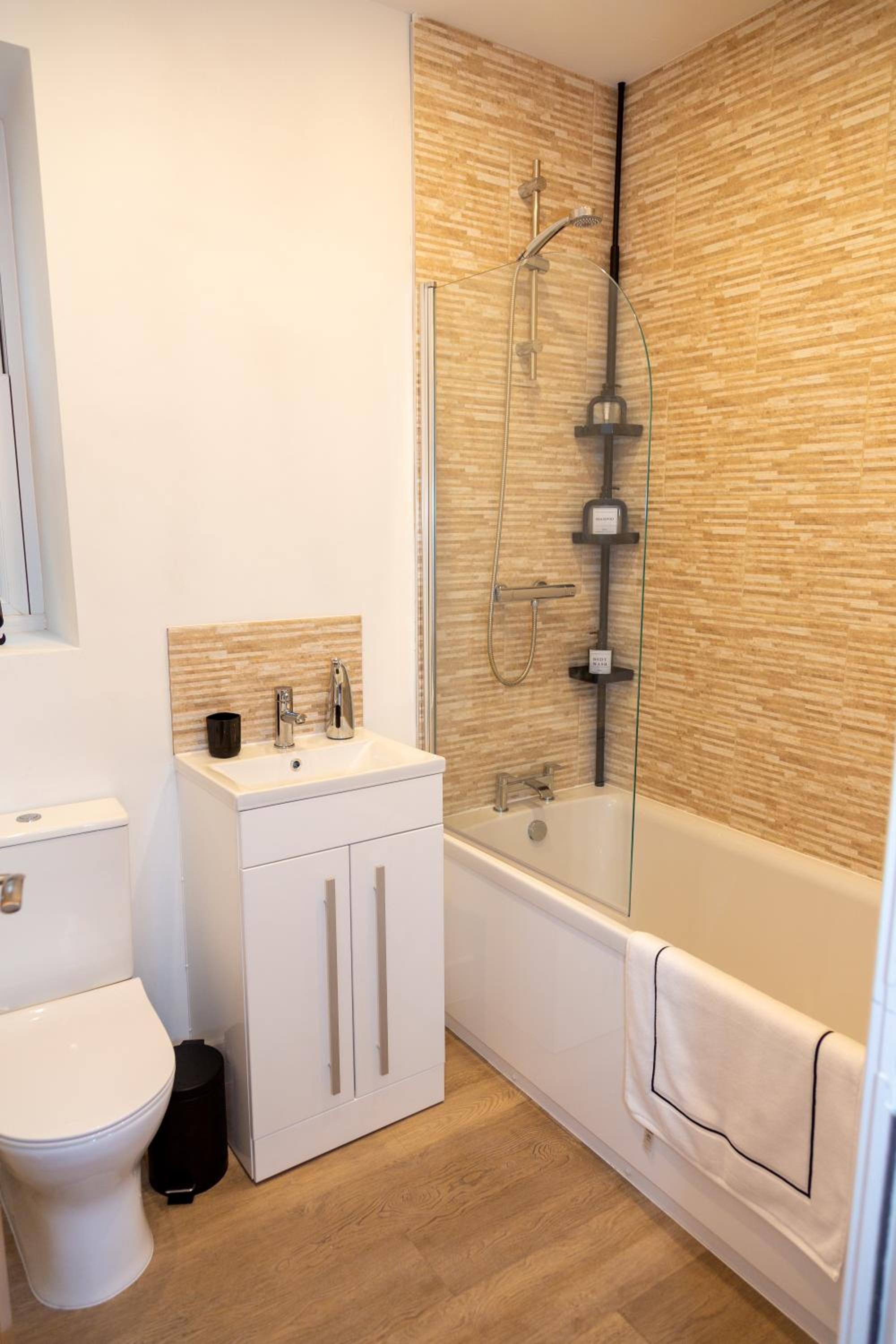 SmartStay, Fast Wifi and Workspace, 3 Beds, Central, Private Parking, by Airport