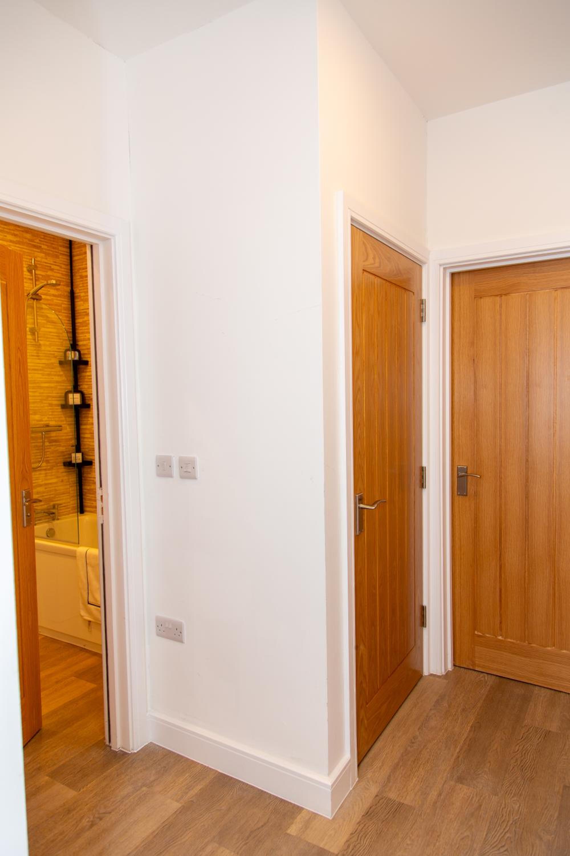SmartStay, Fast Wifi and Workspace, 3 Beds, Central, Private Parking, by Airport