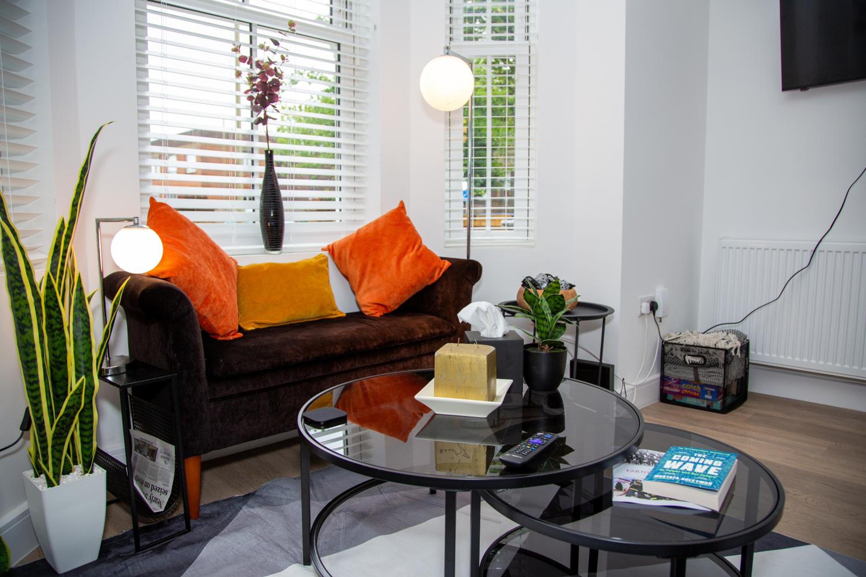 SmartStay, Fast Wifi and Workspace, 3 Beds, Central, Private Parking, by Airport