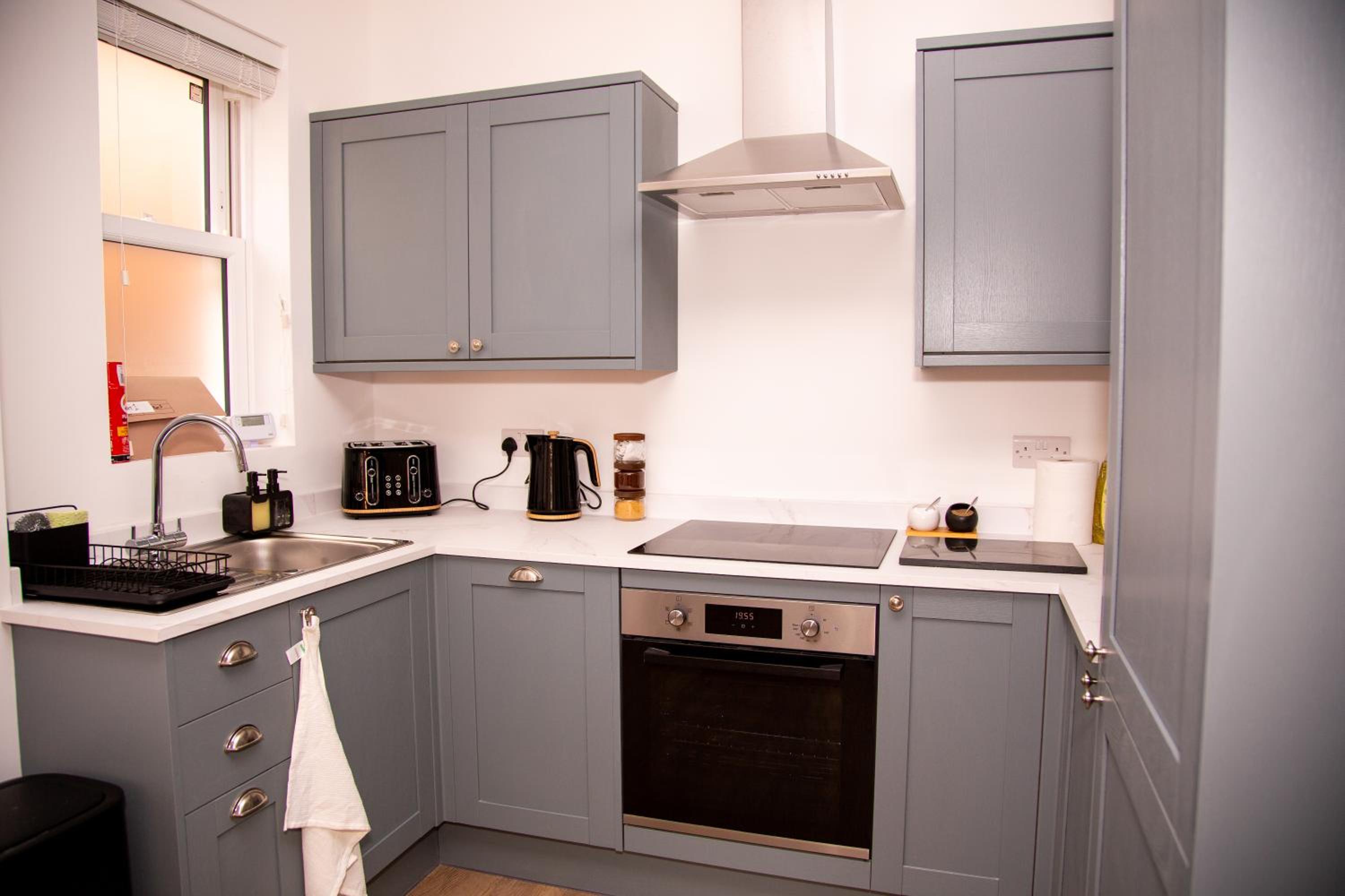 SmartStay, Fast Wifi and Workspace, 3 Beds, Central, Private Parking, by Airport