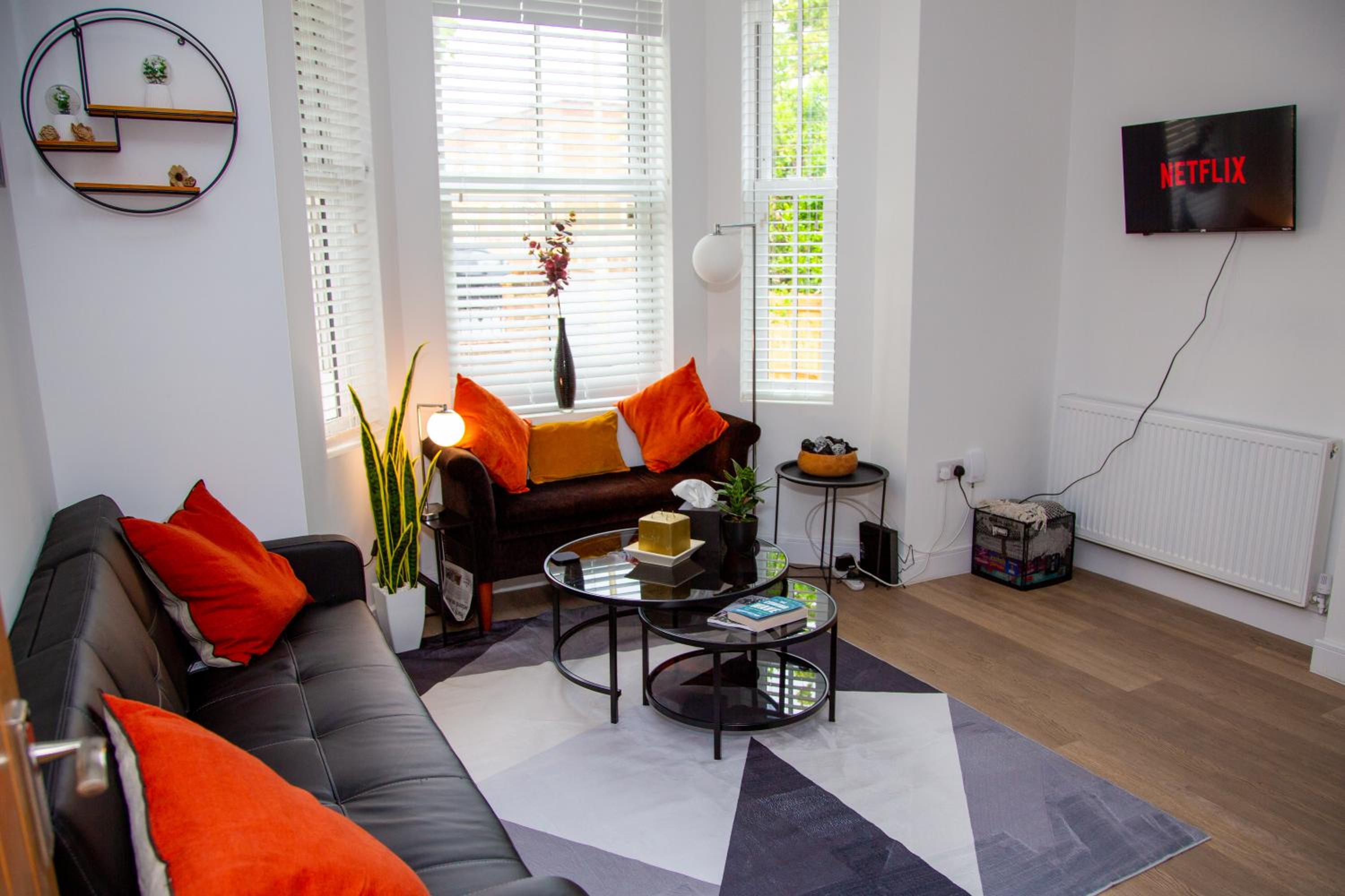 SmartStay, Fast Wifi and Workspace, 3 Beds, Central, Private Parking, by Airport