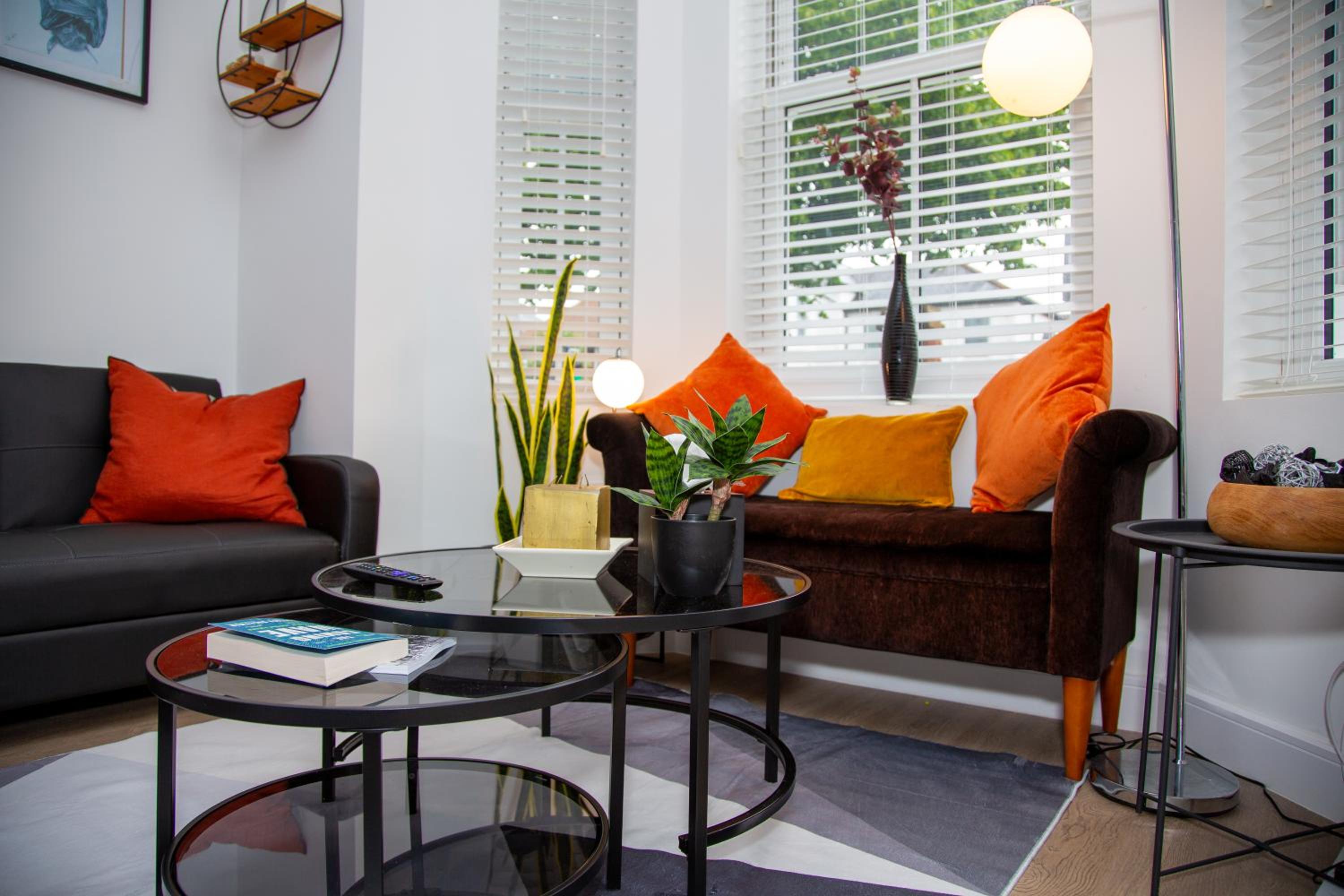 SmartStay, Fast Wifi and Workspace, 3 Beds, Central, Private Parking, by Airport