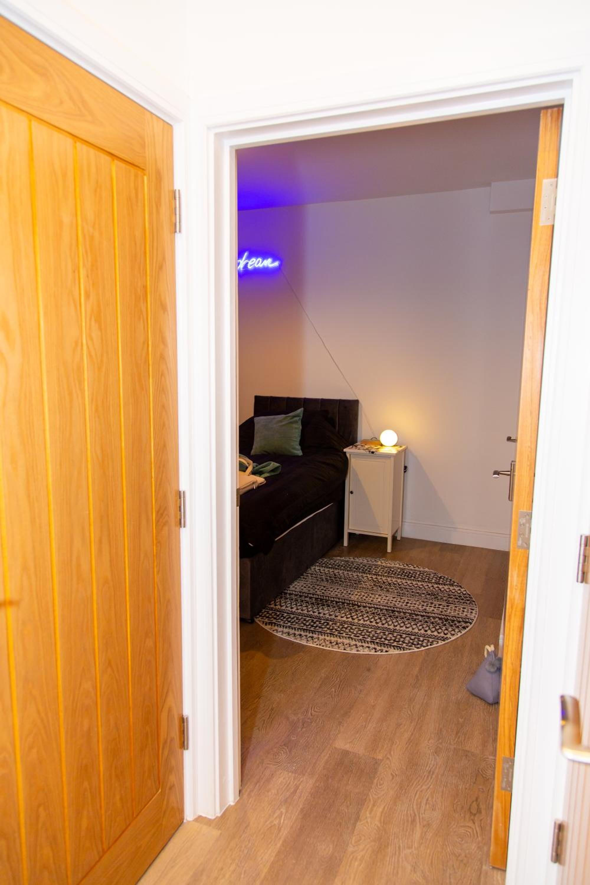 SmartStay, Fast Wifi and Workspace, 3 Beds, Central, Private Parking, by Airport