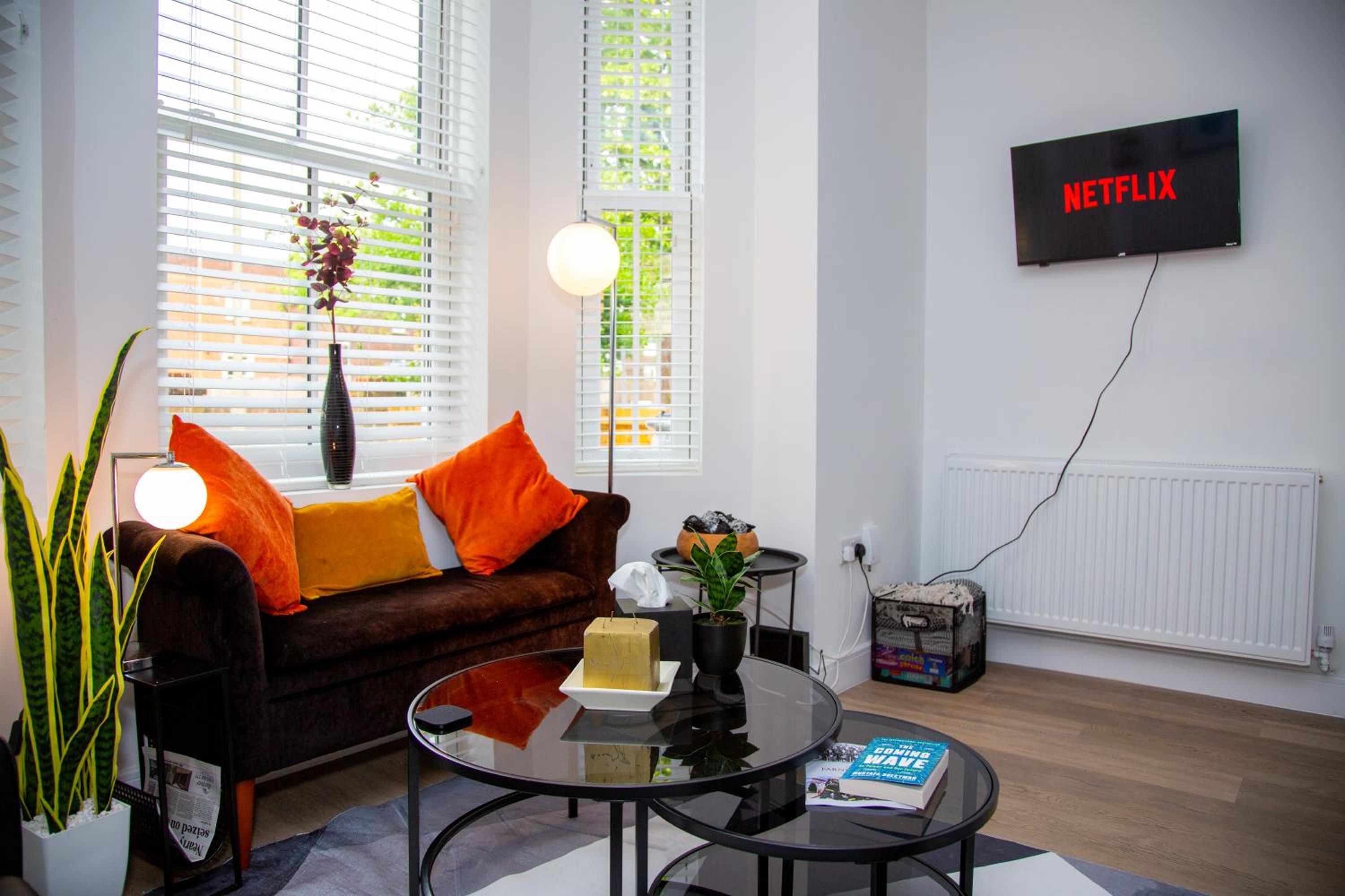 SmartStay, Fast Wifi and Workspace, 3 Beds, Central, Private Parking, by Airport