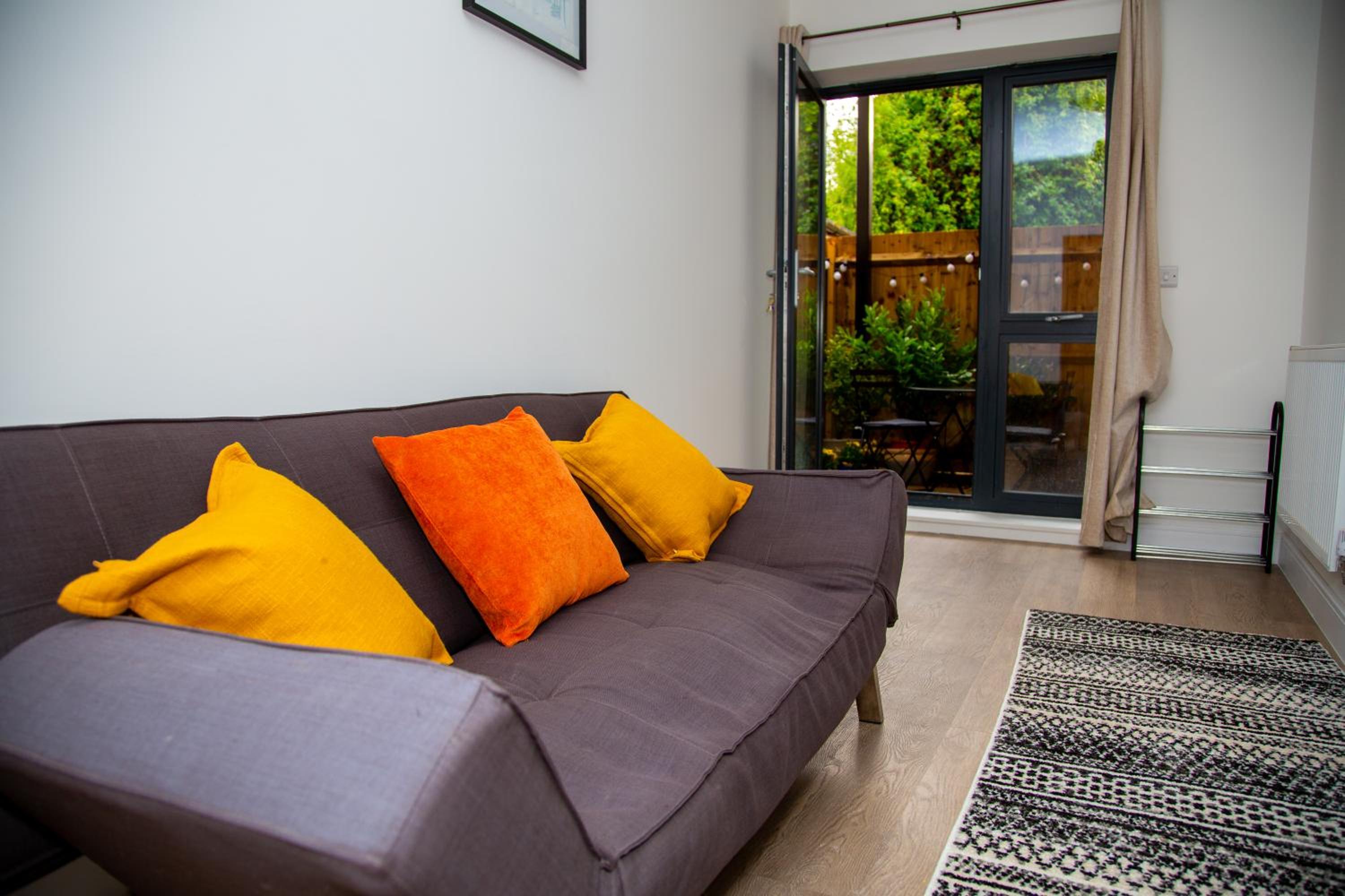 SmartStay, Fast Wifi and Workspace, 3 Beds, Central, Private Parking, by Airport