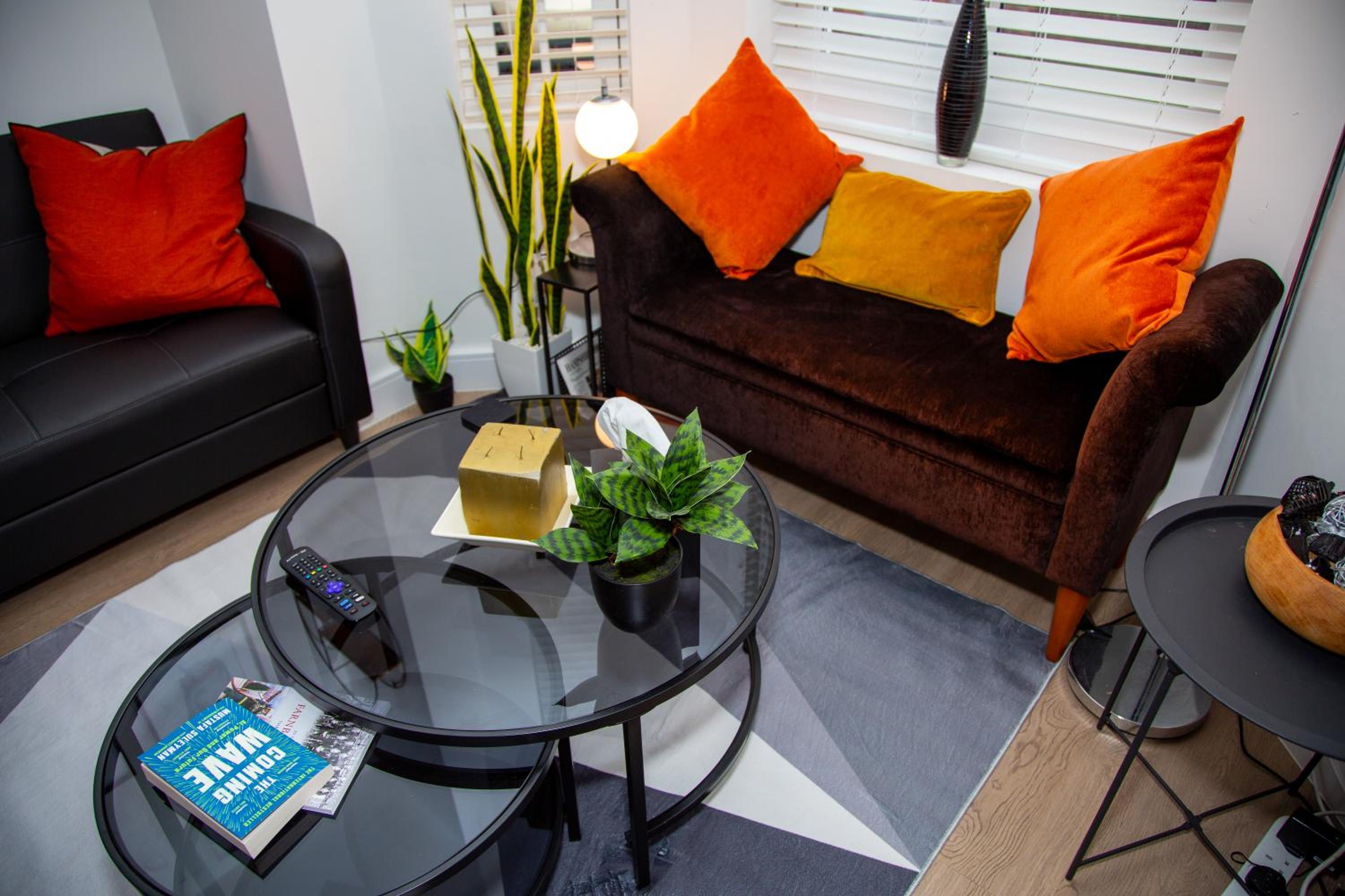 SmartStay, Fast Wifi and Workspace, 3 Beds, Central, Private Parking, by Airport
