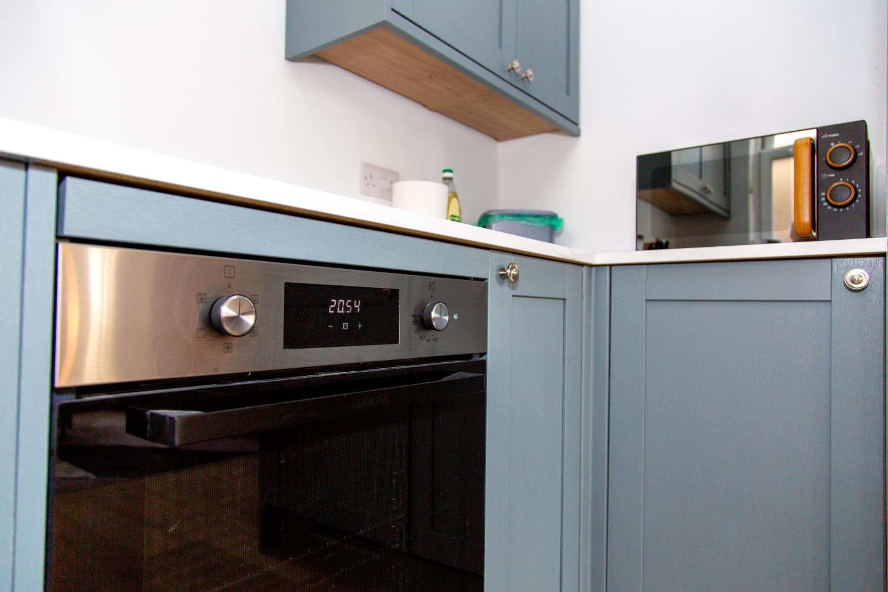 SmartStay, Fast Wifi and Workspace, 3 Beds, Central, Private Parking, by Airport