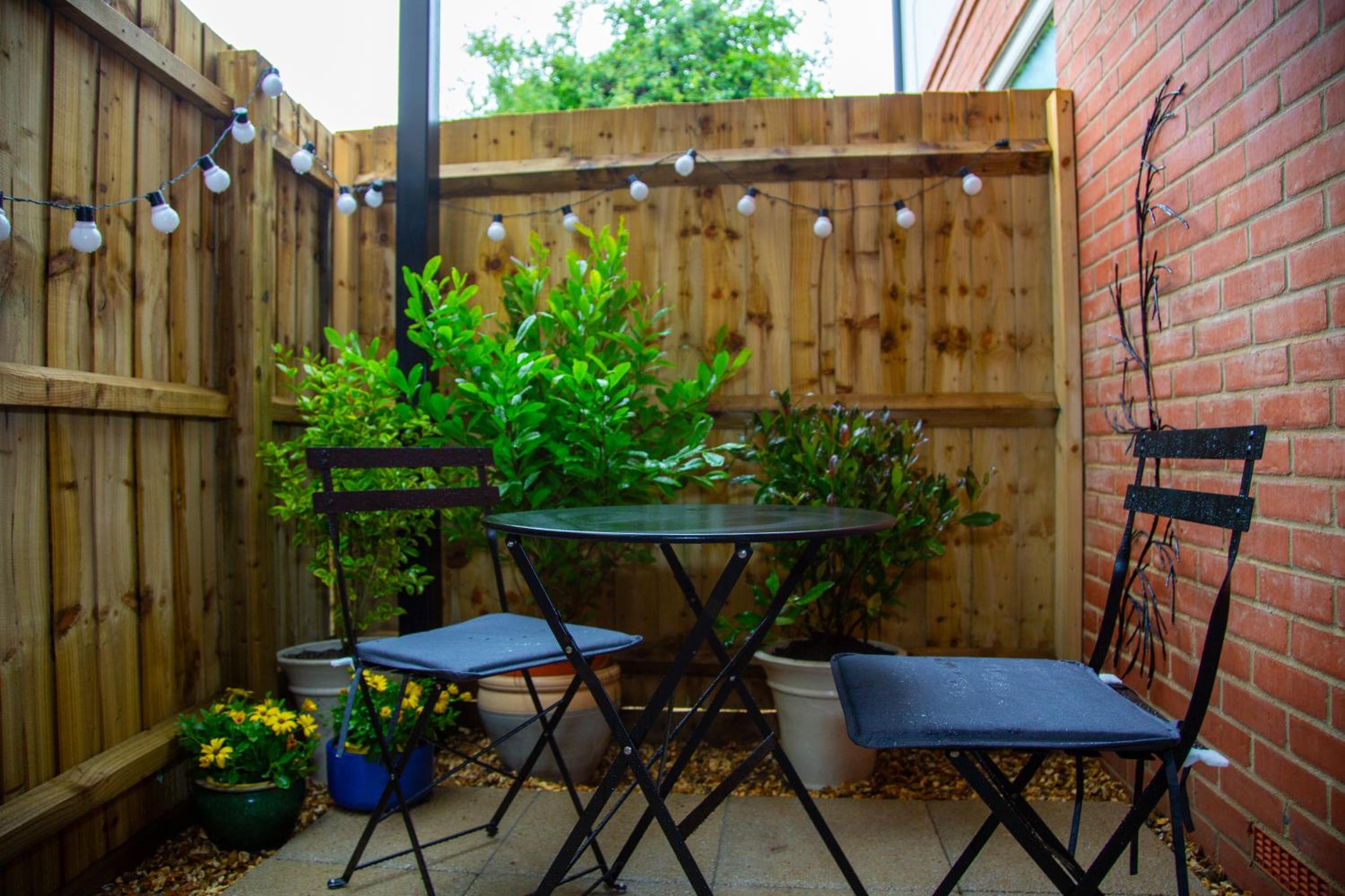 SmartStay, Fast Wifi and Workspace, 3 Beds, Central, Private Parking, by Airport
