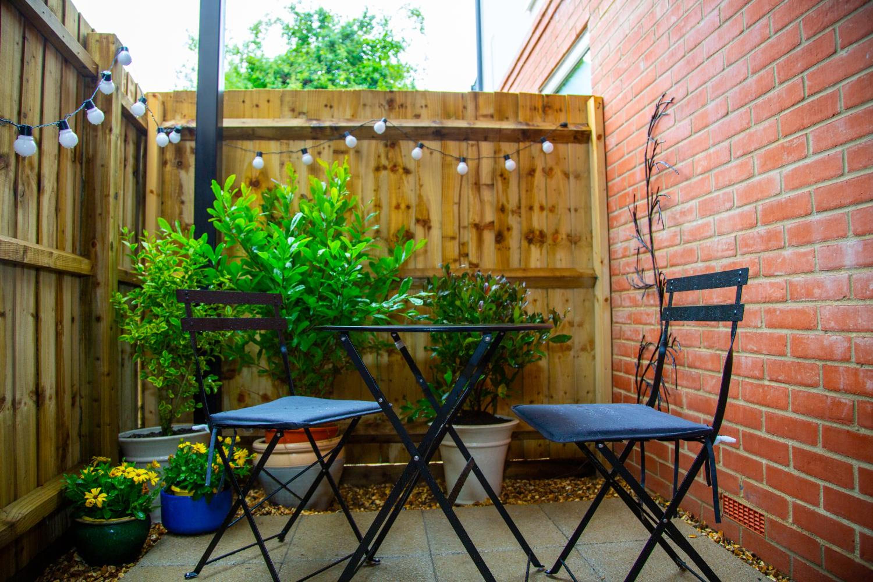 SmartStay, Fast Wifi and Workspace, 3 Beds, Central, Private Parking, by Airport