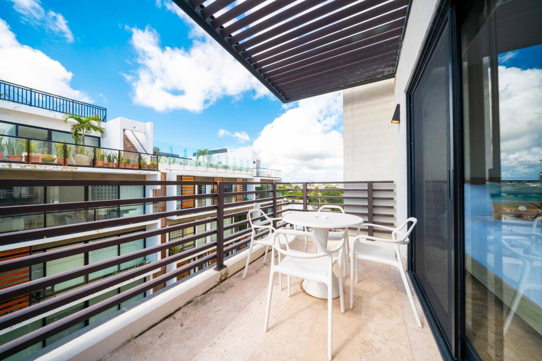 Modern Penthouse with 2 Br, Tub & Pool at Arenis Condos - 509