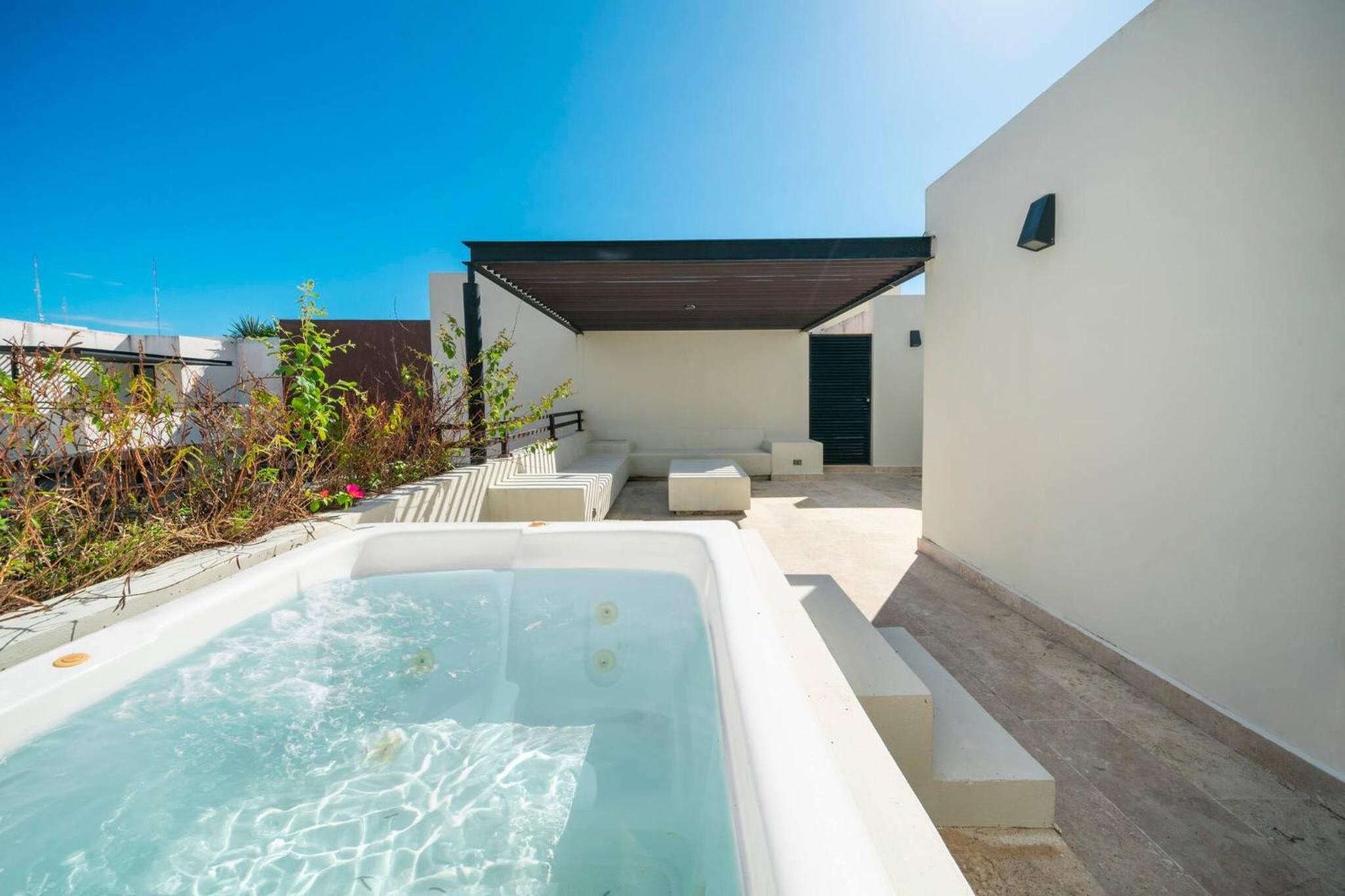 Modern Penthouse with 2 Br, Tub & Pool at Arenis Condos - 509