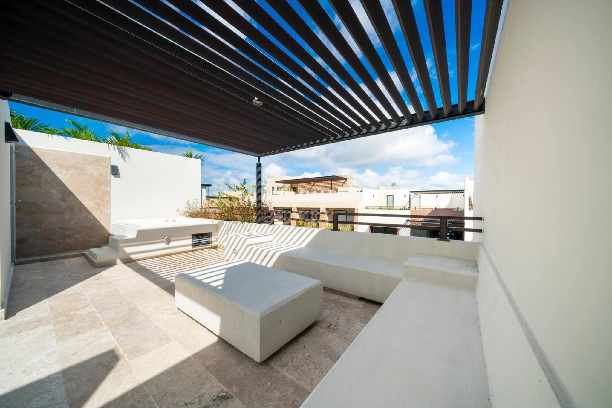 Modern Penthouse with 2 Br, Tub & Pool at Arenis Condos - 509