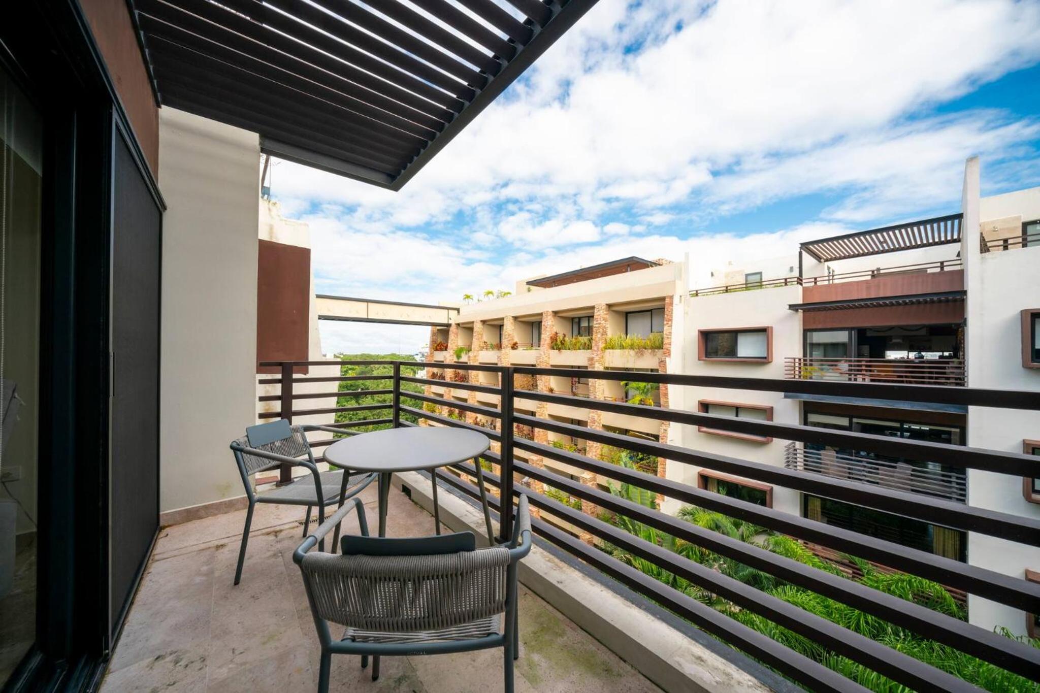Modern Penthouse with 2 Br, Tub & Pool at Arenis Condos - 509
