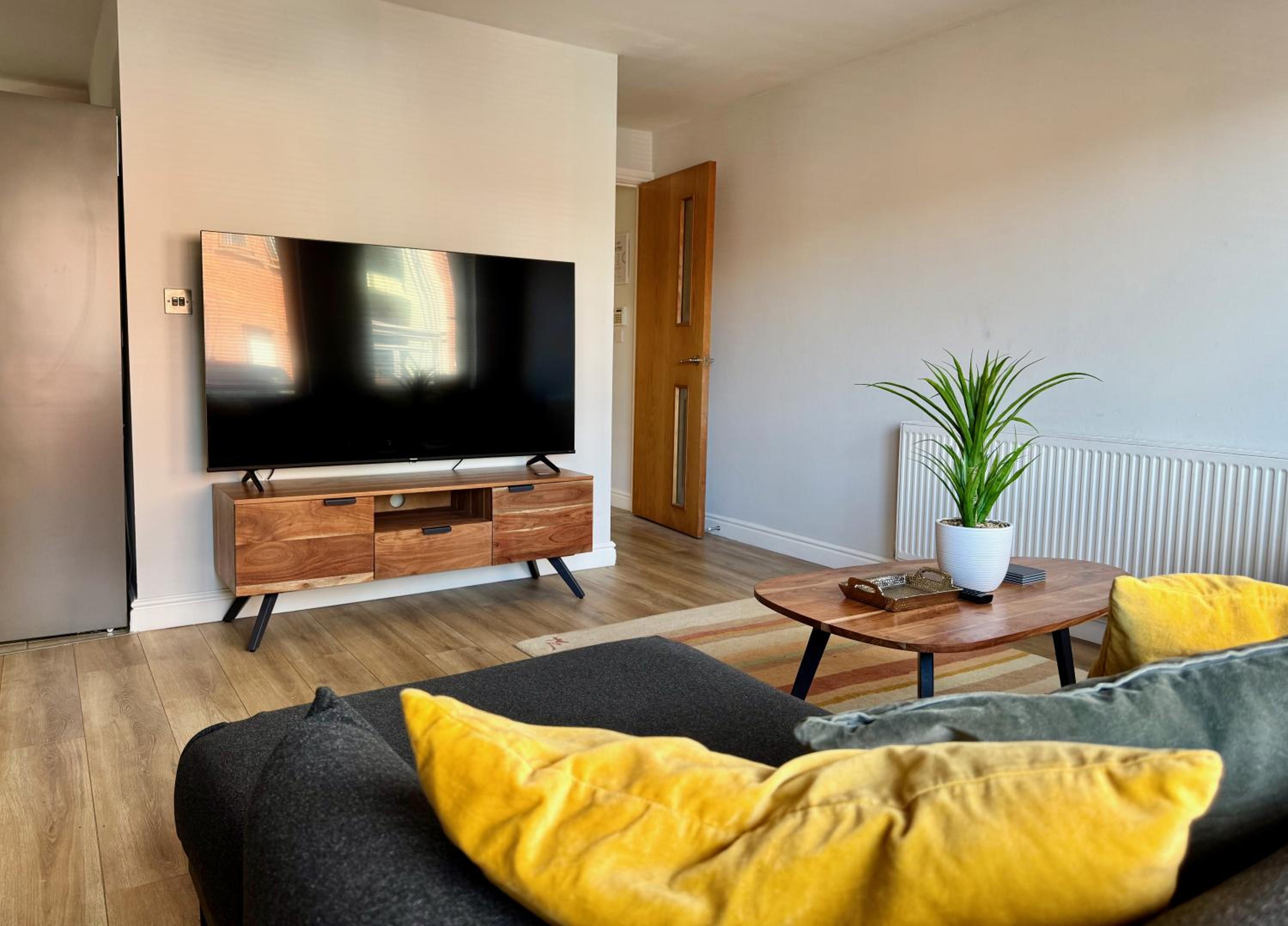 Newly refurbished! Eastside Escape - Conveniently located with fantastic local transport links