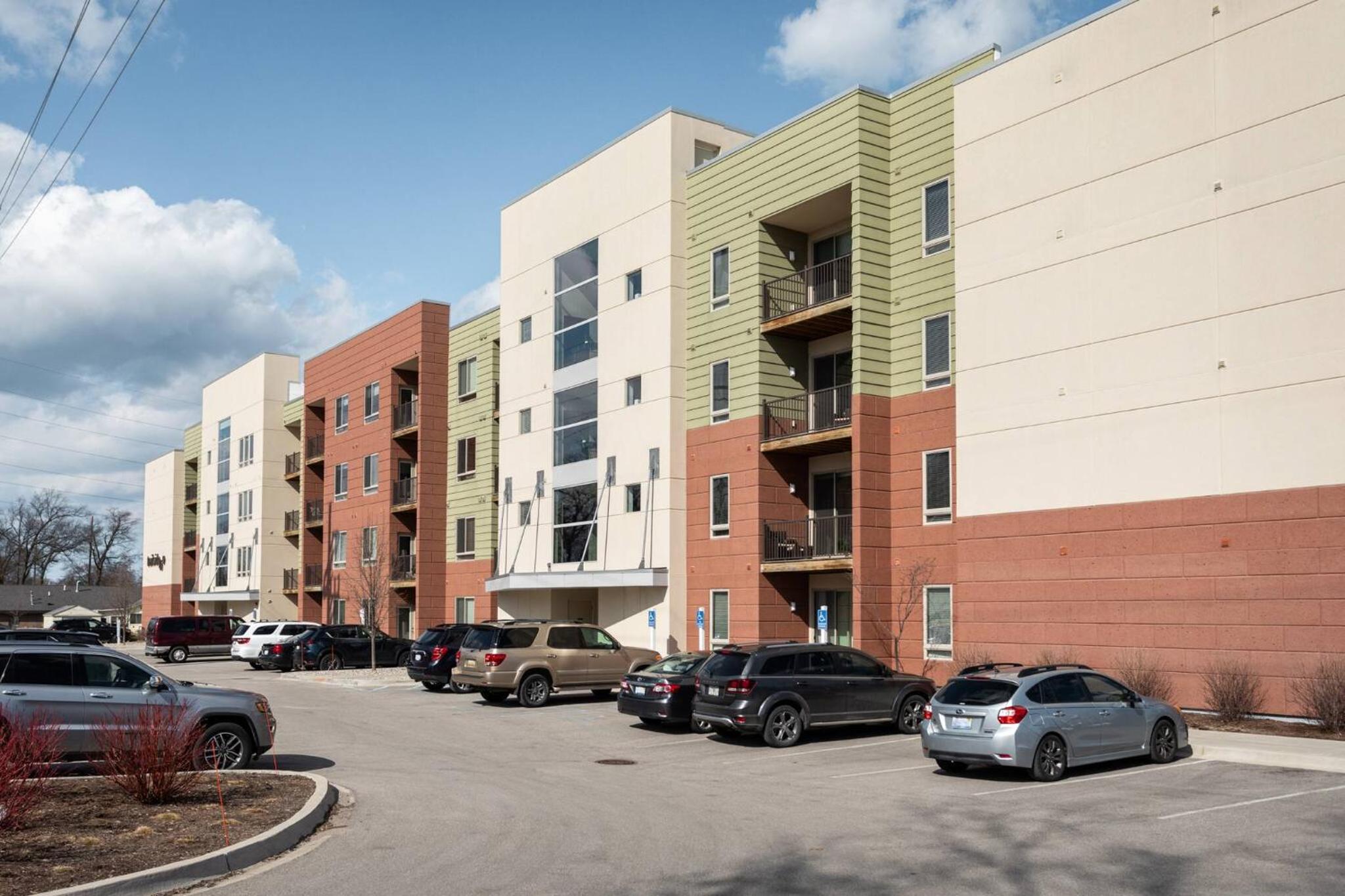 TC Sweet Pea - 2-Bedroom Condo Near Downtown TC!