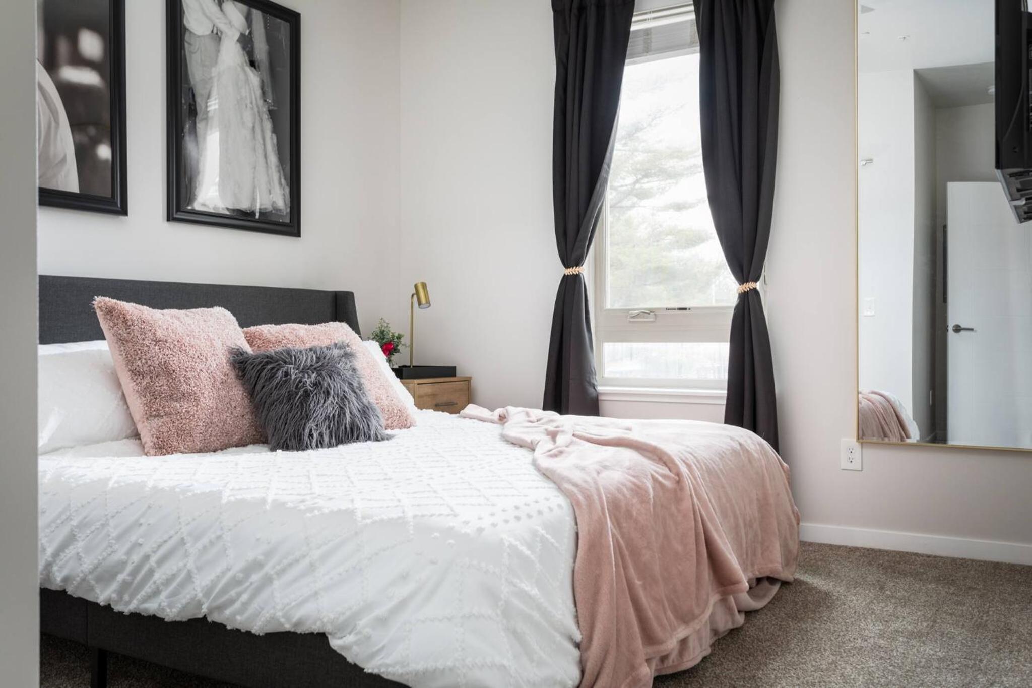 TC Sweet Pea - 2-Bedroom Condo Near Downtown TC!