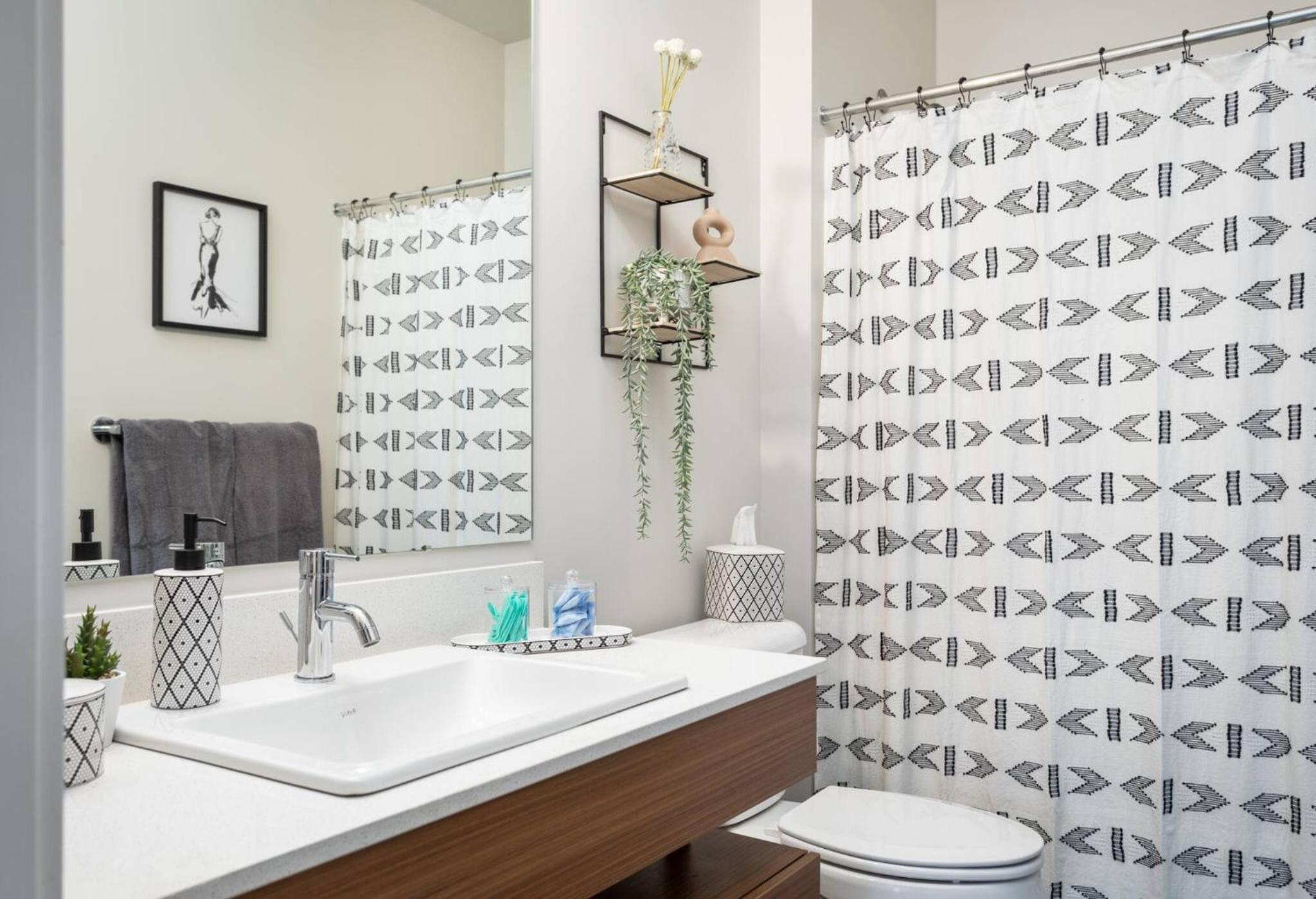 TC Sweet Pea - 2-Bedroom Condo Near Downtown TC!