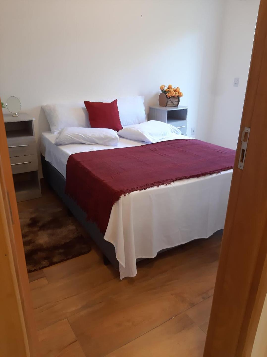 Jeito Mineiro, privacidade para família e grupos -2 quartos- melhor custo-benefício, garagem, sala com cozinha integrada, aconchegante, ambiente moderno e 