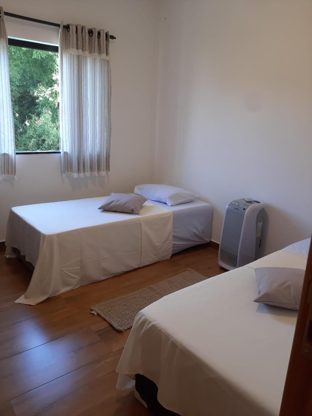 Jeito Mineiro, privacidade para família e grupos -2 quartos- melhor custo-benefício, garagem, sala com cozinha integrada, aconchegante, ambiente moderno e 