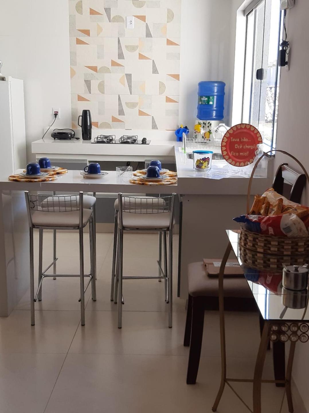 Jeito Mineiro, privacidade para família e grupos -2 quartos- melhor custo-benefício, garagem, sala com cozinha integrada, aconchegante, ambiente moderno e 