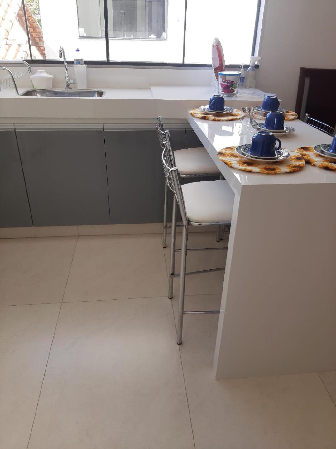 Jeito Mineiro, privacidade para família e grupos -2 quartos- melhor custo-benefício, garagem, sala com cozinha integrada, aconchegante, ambiente moderno e 