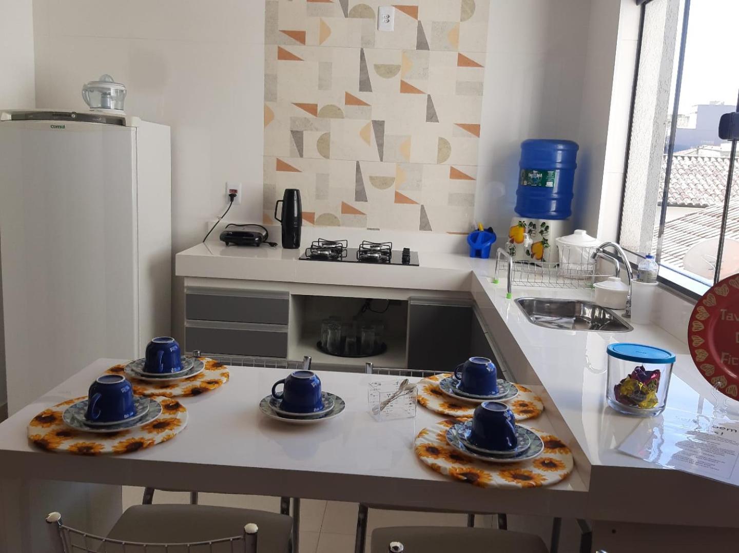 Jeito Mineiro, privacidade para família e grupos -2 quartos- melhor custo-benefício, garagem, sala com cozinha integrada, aconchegante, ambiente moderno e 