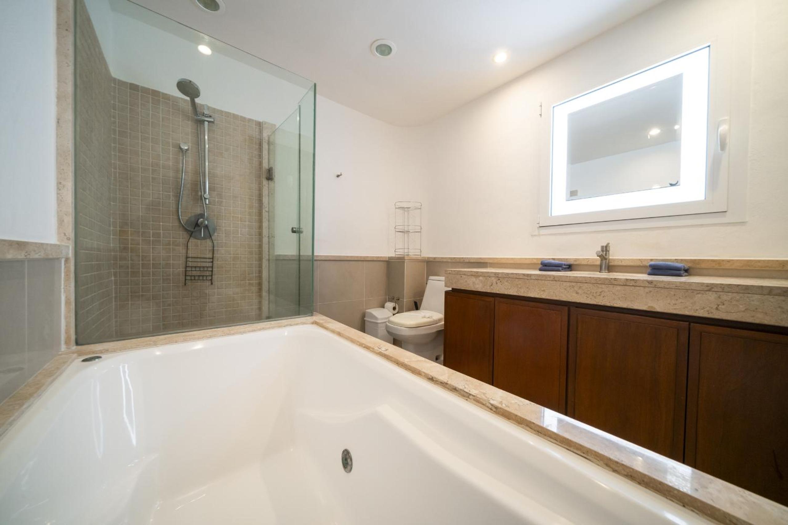 Luxury 1 BR Condo with Pool and Fitness Center - Kaan 304