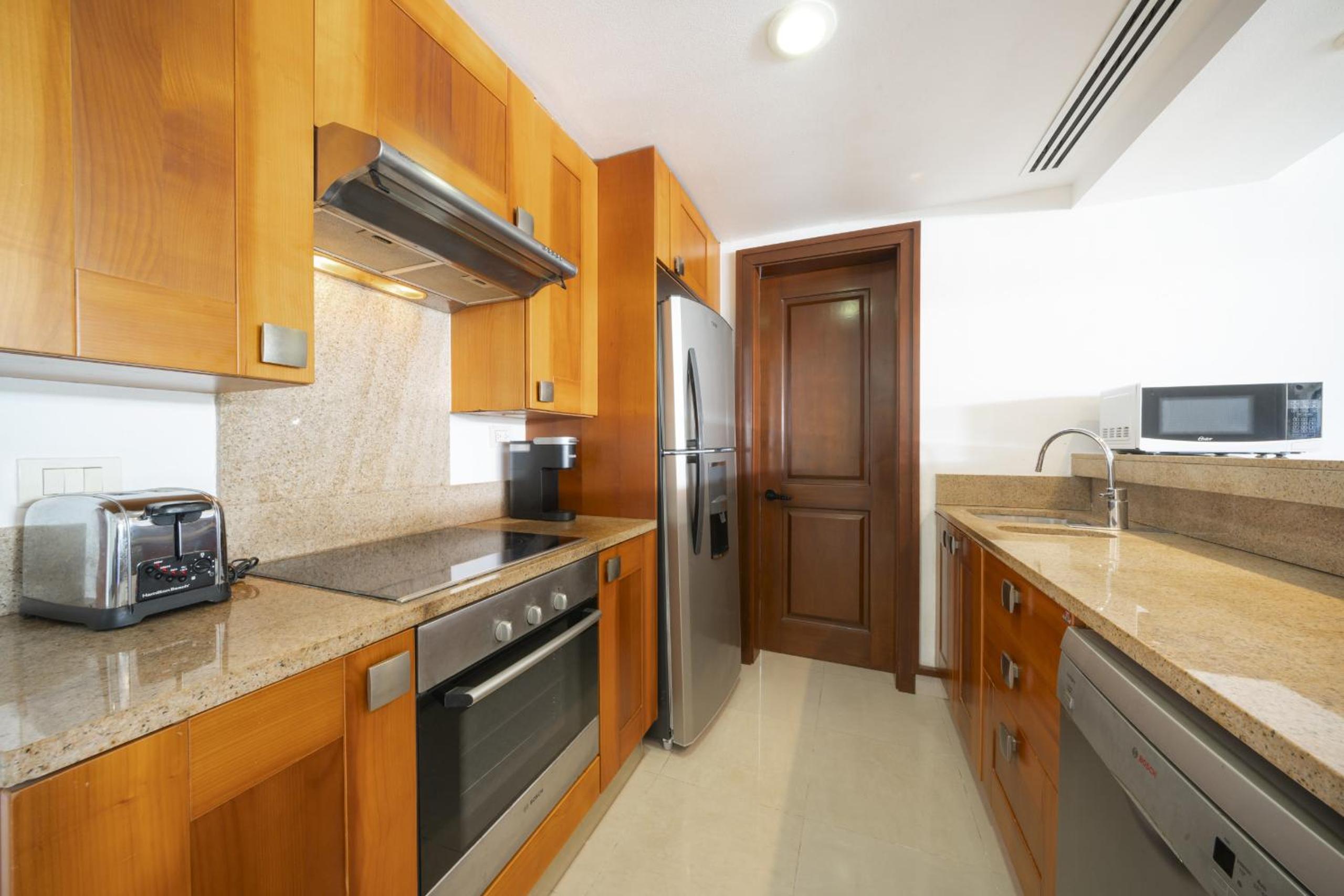Luxury 1 BR Condo with Pool and Fitness Center - Kaan 304