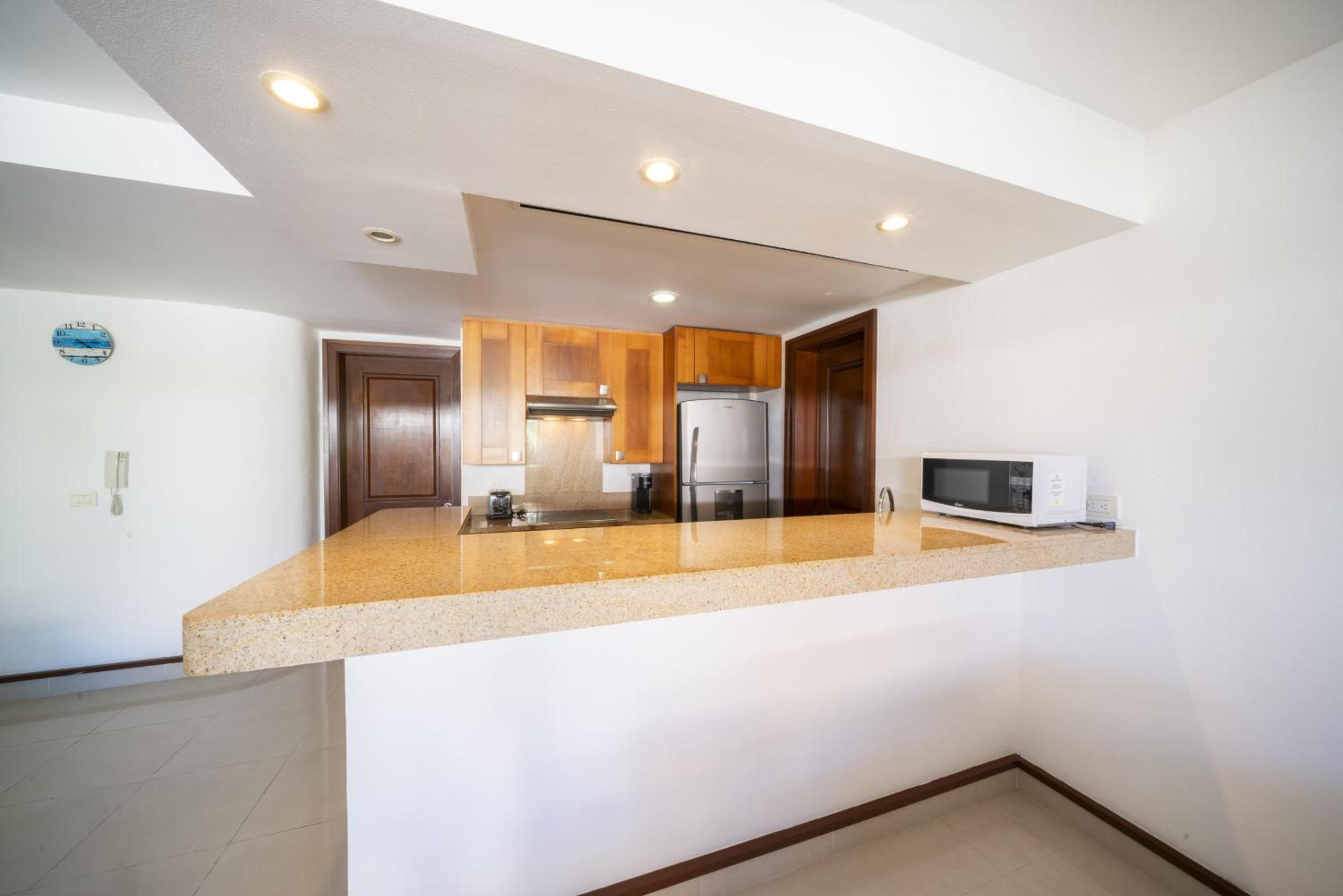 Luxury 1 BR Condo with Pool and Fitness Center - Kaan 304