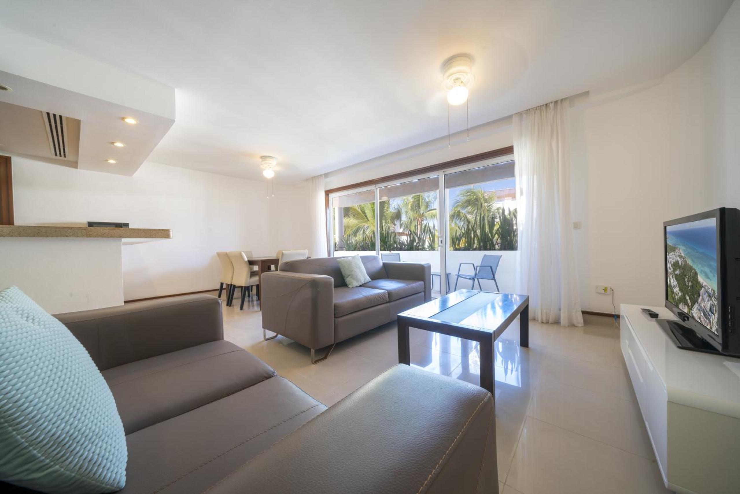 Luxury 1 BR Condo with Pool and Fitness Center - Kaan 304