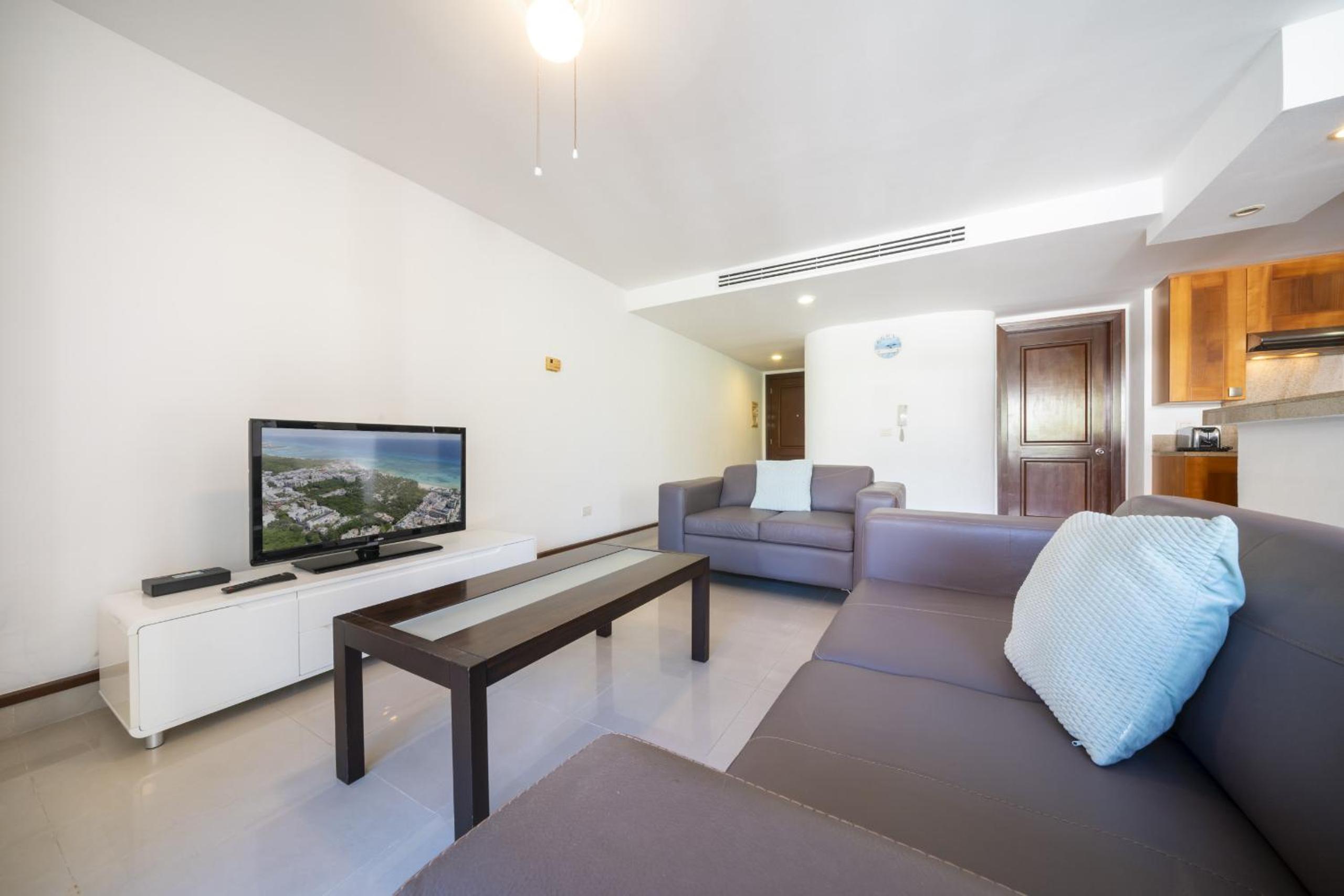 Luxury 1 BR Condo with Pool and Fitness Center - Kaan 304
