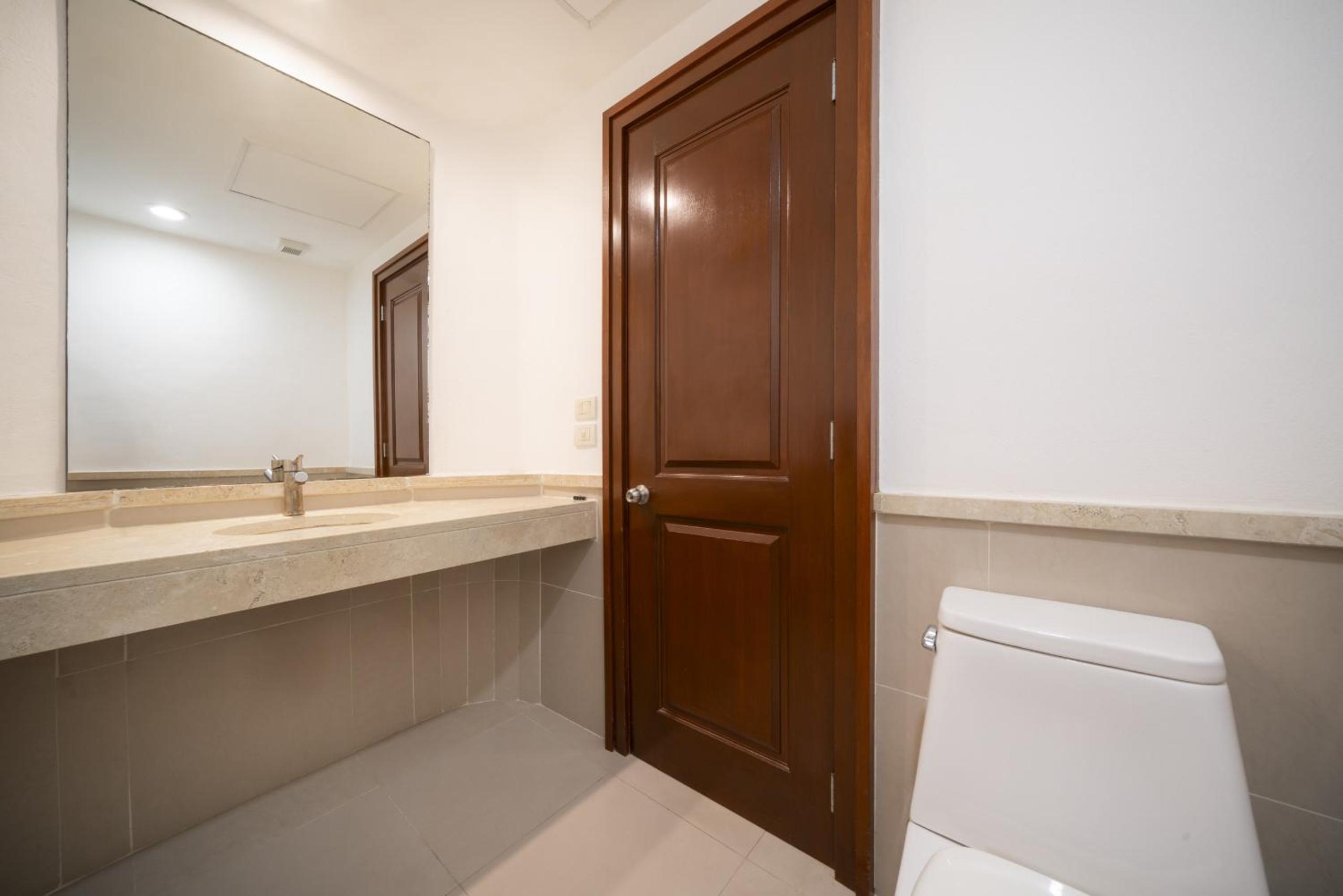 Luxury 1 BR Condo with Pool and Fitness Center - Kaan 304