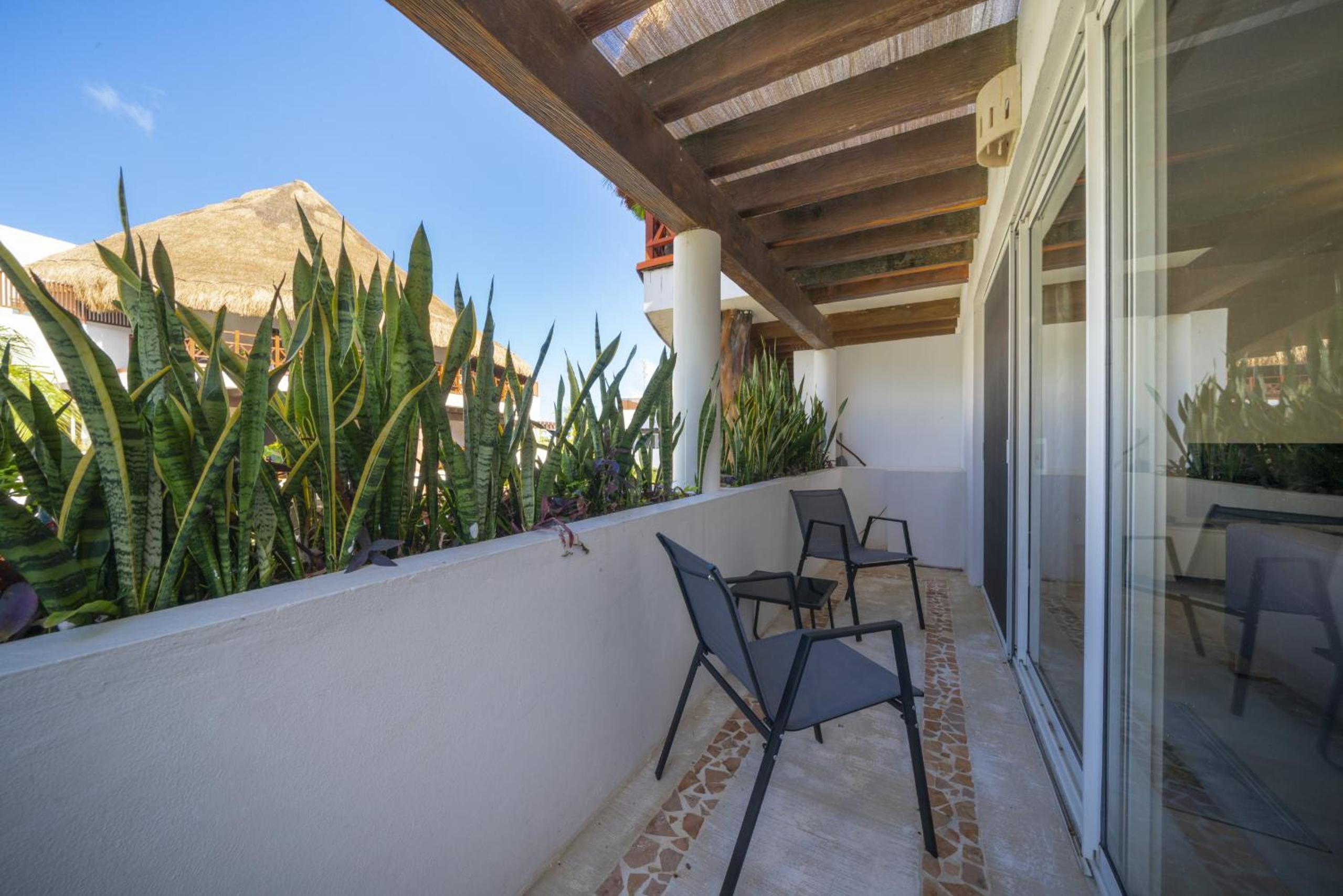 Luxury 1 BR Condo with Pool and Fitness Center - Kaan 304