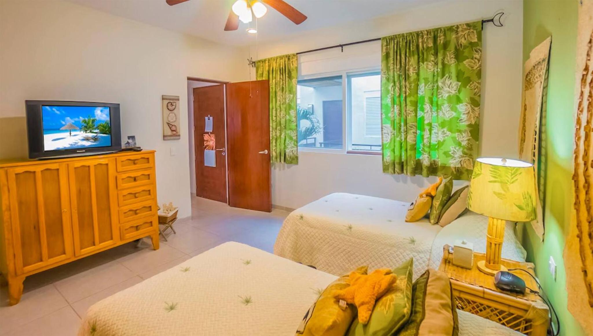 Luxury 2 level Penthouse with 2 BR - Only 3 Blocks from the beach - Meridian 310