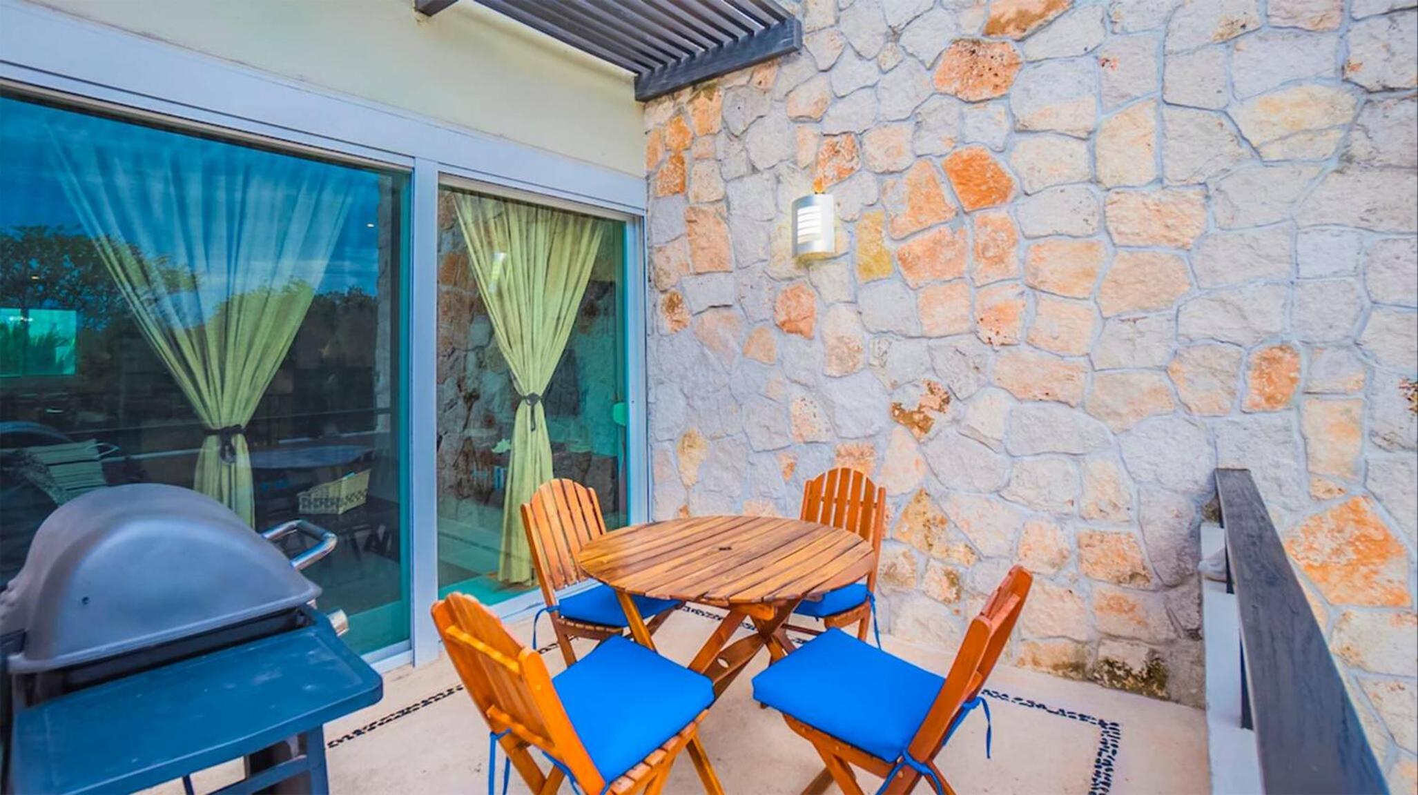 Luxury 2 level Penthouse with 2 BR - Only 3 Blocks from the beach - Meridian 310