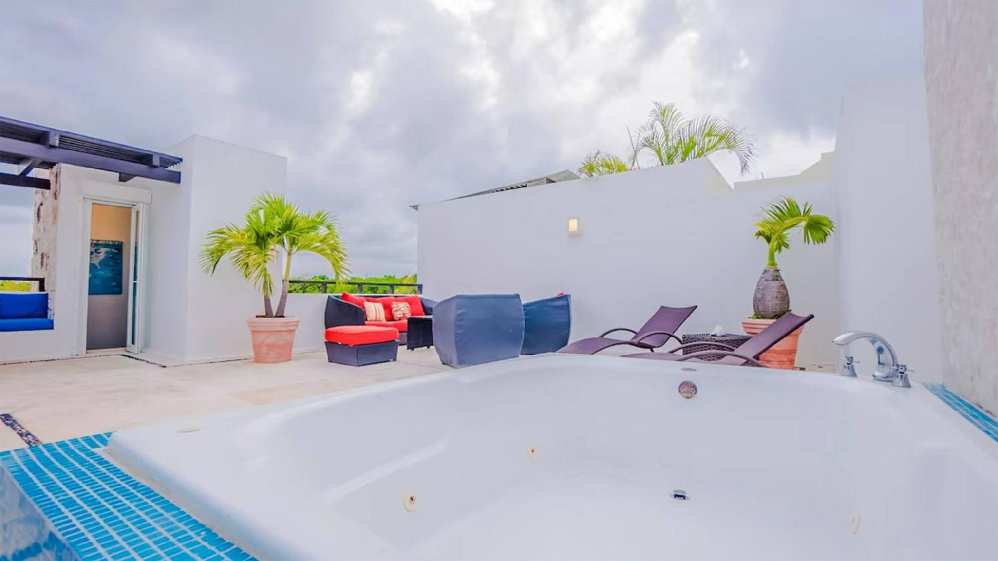 Luxury 2 level Penthouse with 2 BR - Only 3 Blocks from the beach - Meridian 310