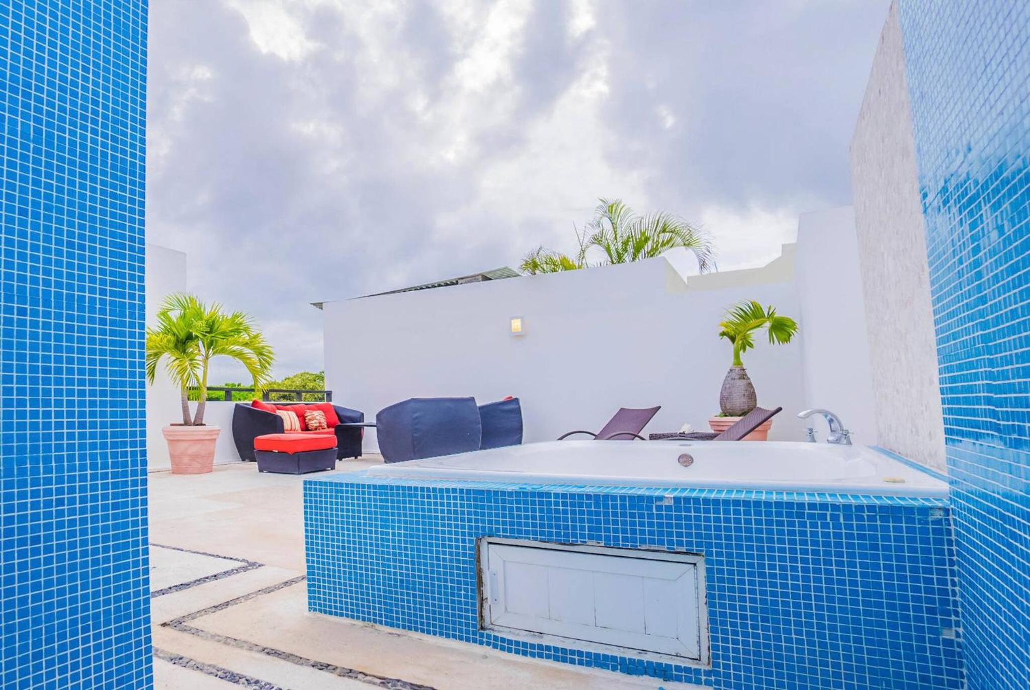 Luxury 2 level Penthouse with 2 BR - Only 3 Blocks from the beach - Meridian 310