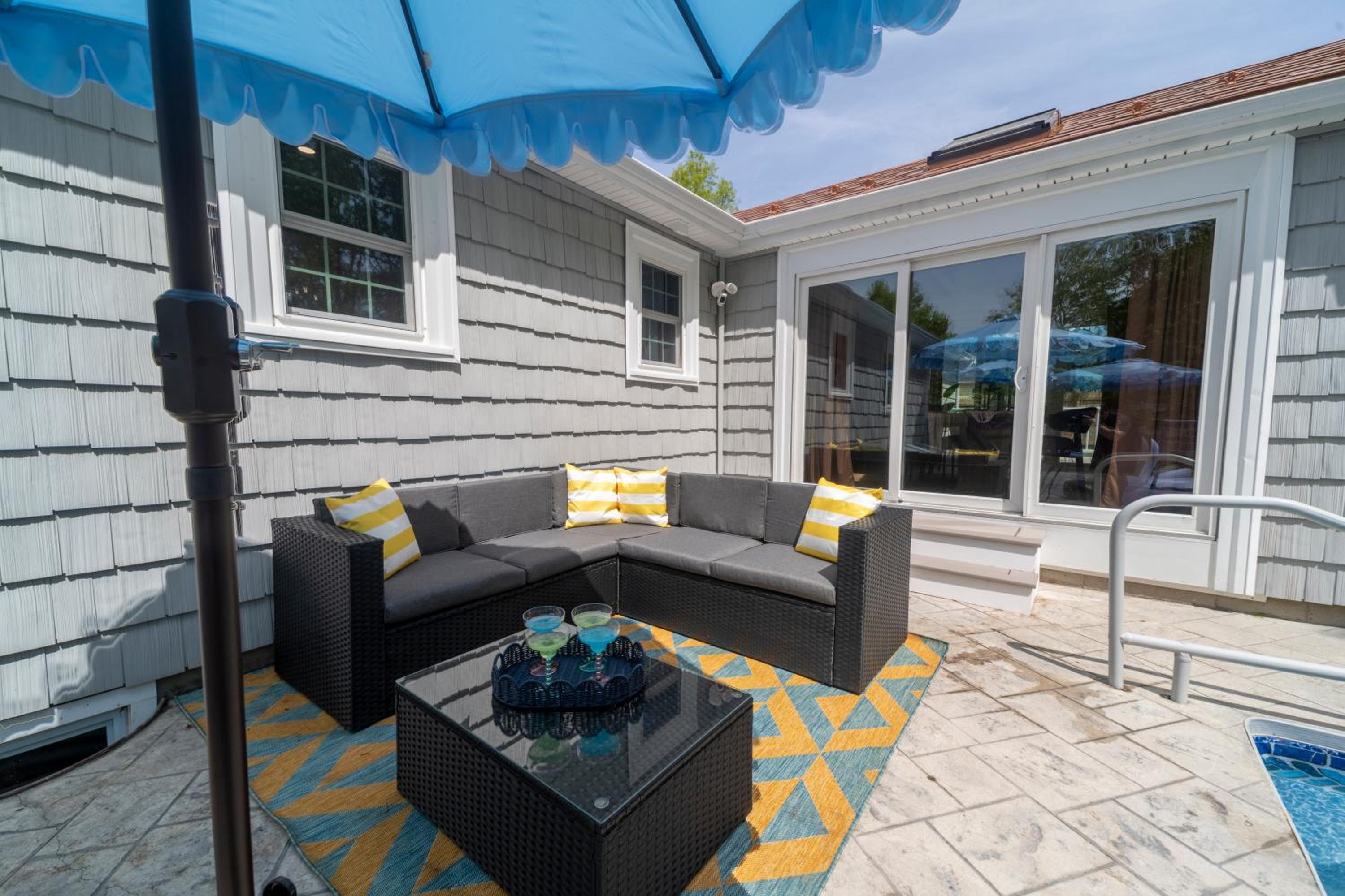 Cape Cod heated Pool, Putting Green, Speak Easy, Game room,