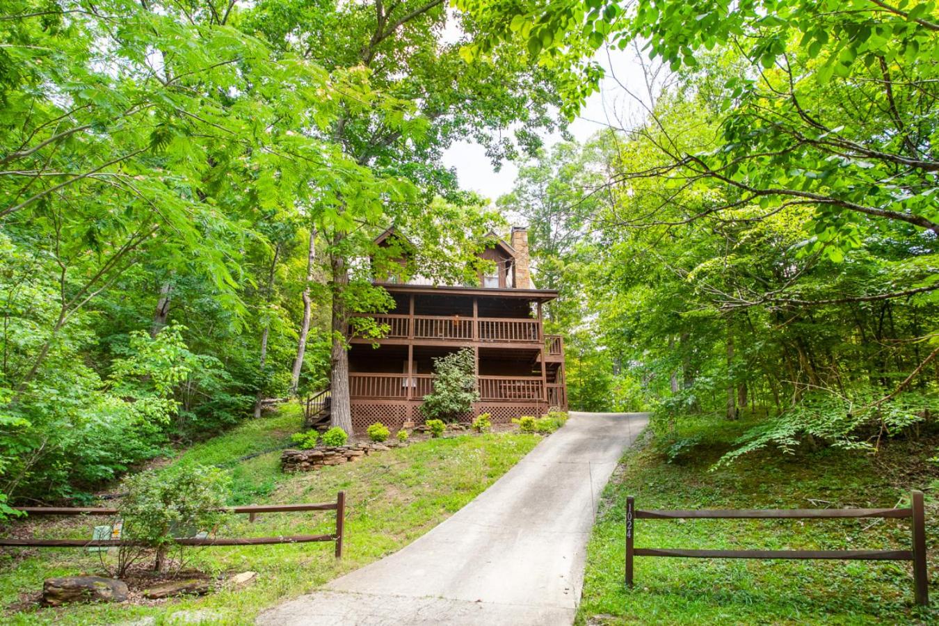 Secluded yet Close 2 All Hot Tub Pet-friendly