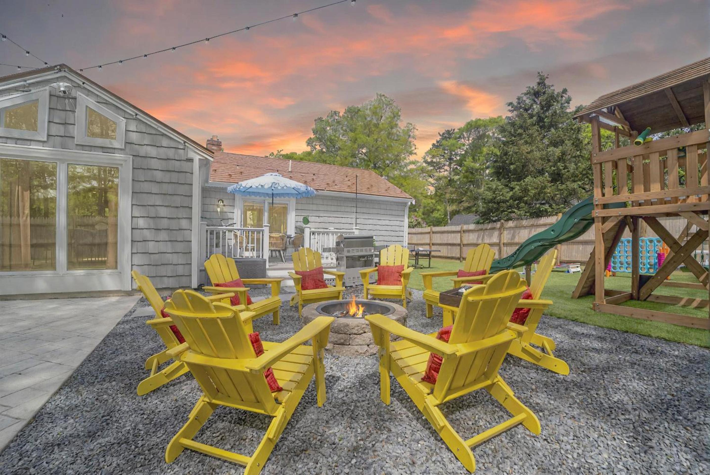 Cape Cod heated Pool, Putting Green, Speak Easy, Game room,
