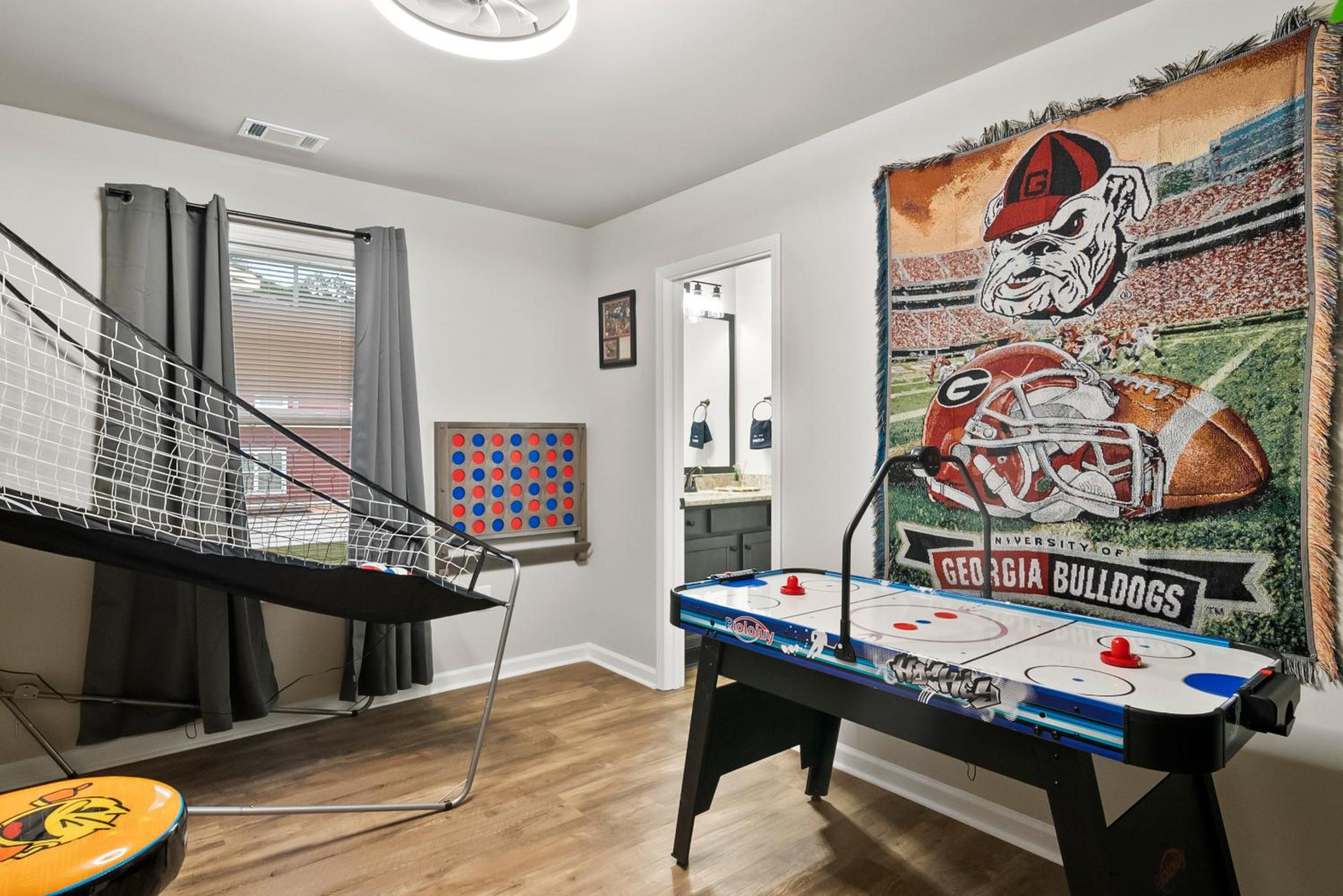 13 mins to Downtown & Stadium - Game Room - Game Day